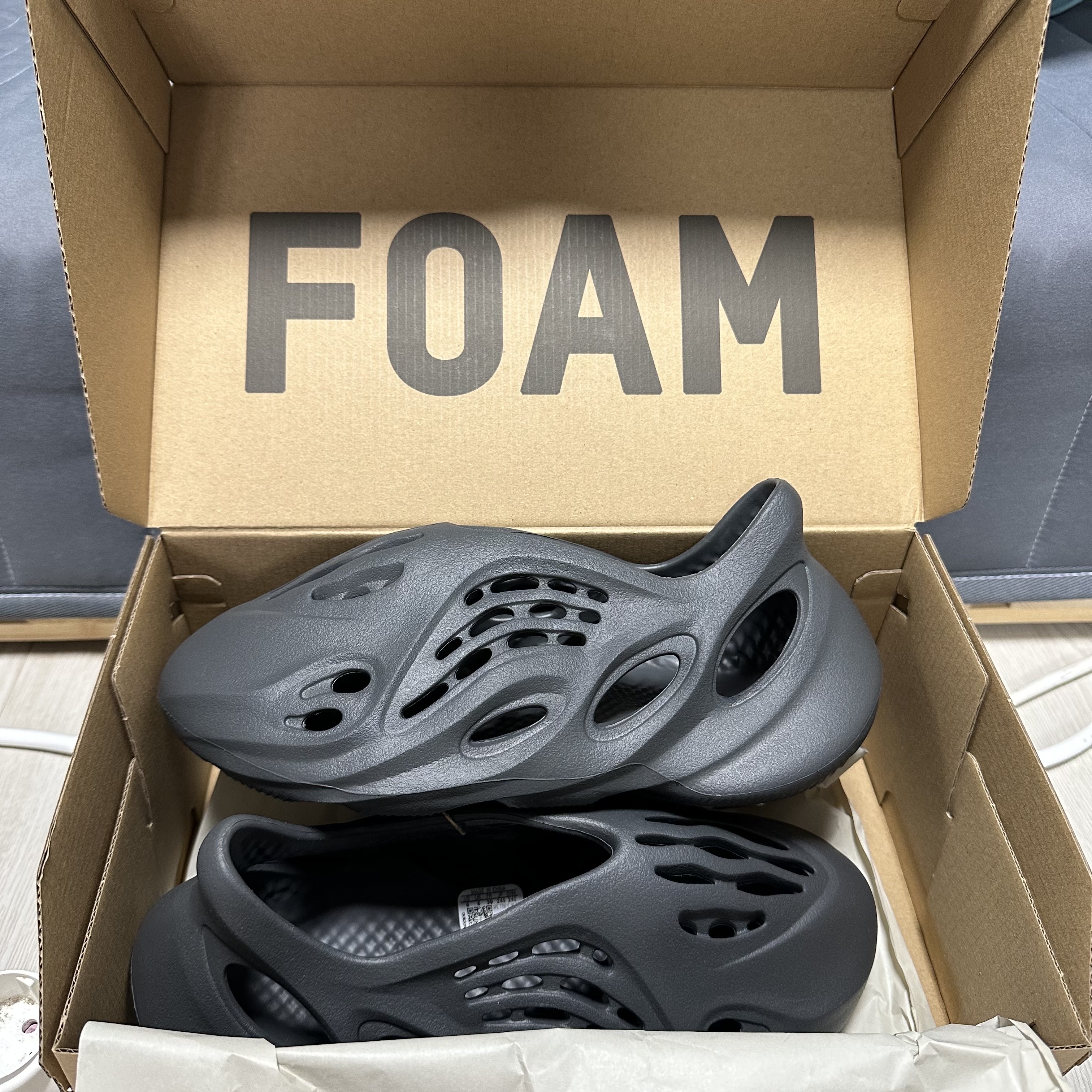 Adidas Yeezy Foam RNNR Carbon 착용 스타일