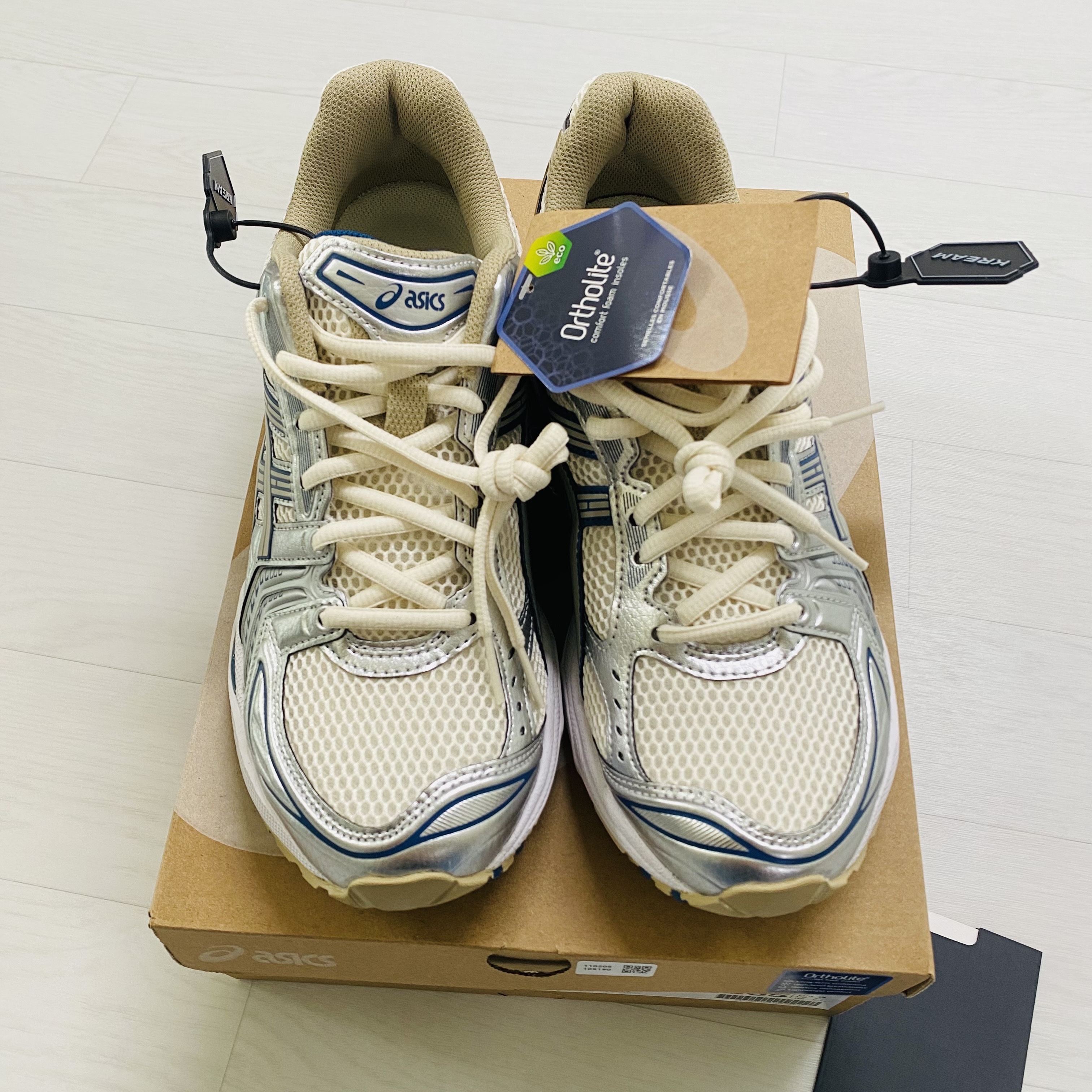 Asics Gel-Kayano 14 Cream Pure Silver 착용 스타일 - 1