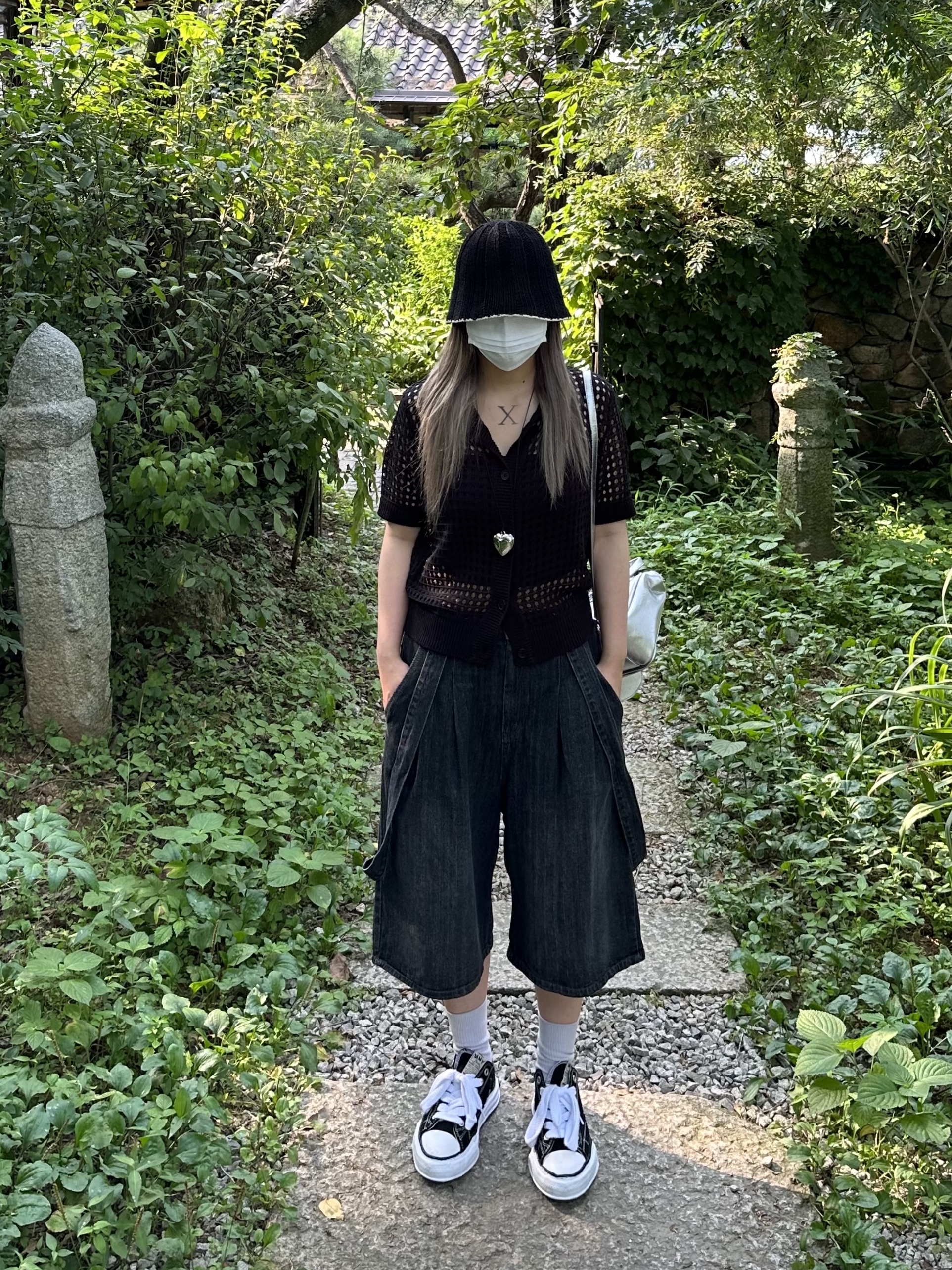 Bottega Veneta Mini Leather Cassette Parakeet, Maison Mihara Yasuhiro Peterson OG Sole Canvas Low Sneakers Black 착용 스타일 - 5