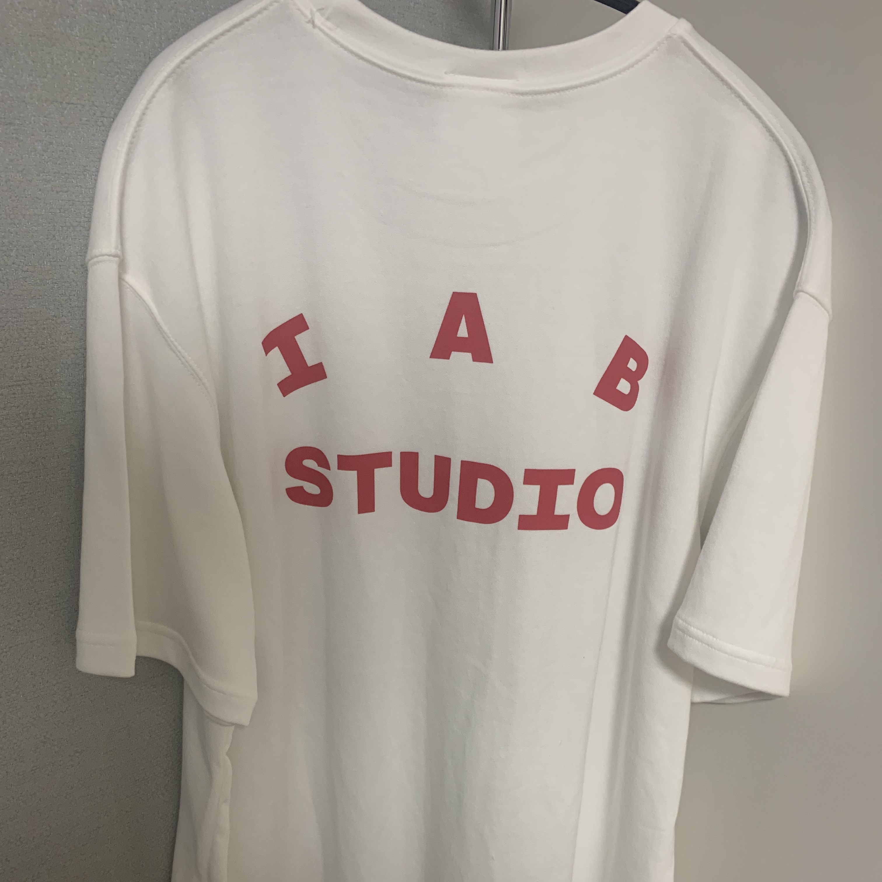 IAB Studio T-Shirt White - The Hyundai Seoul Exclusive 착용 스타일