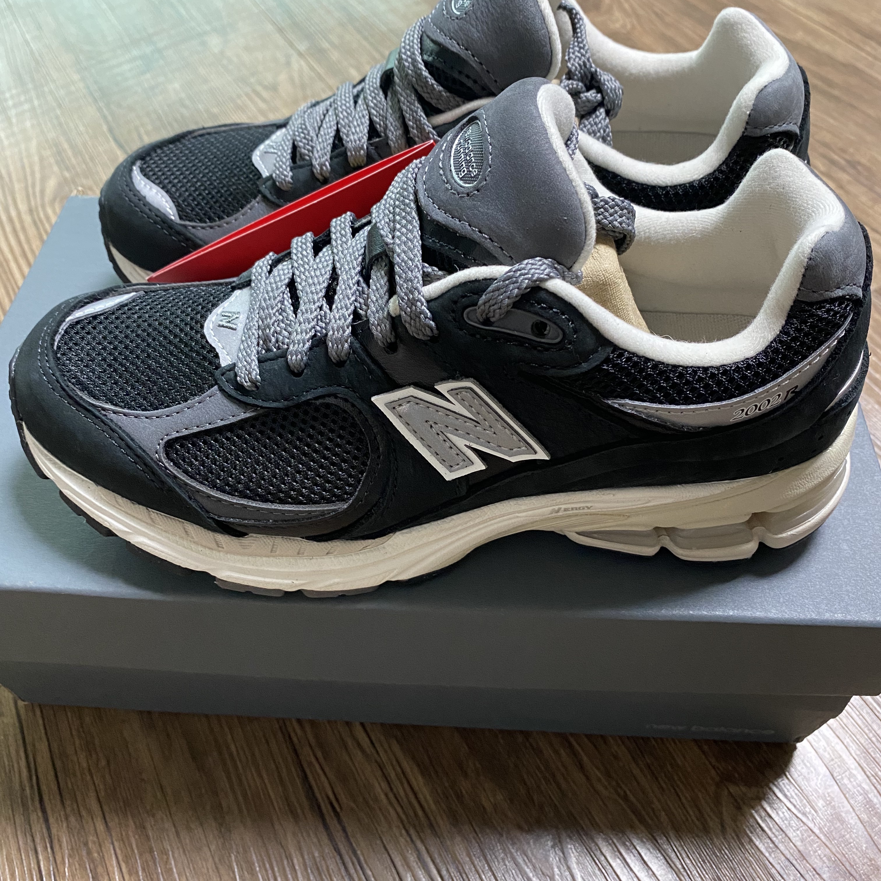 New Balance 2002R Premium Vintage Black 착용 스타일 - 4