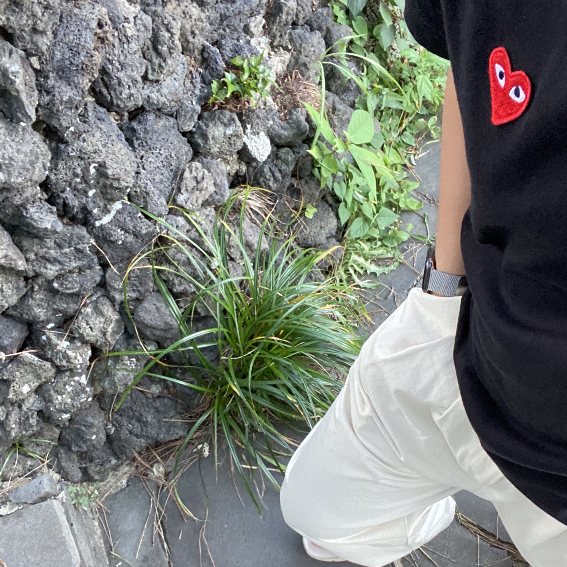 Play Comme des Garcons Red Heart T-Shirt Black 착용 스타일 - 2