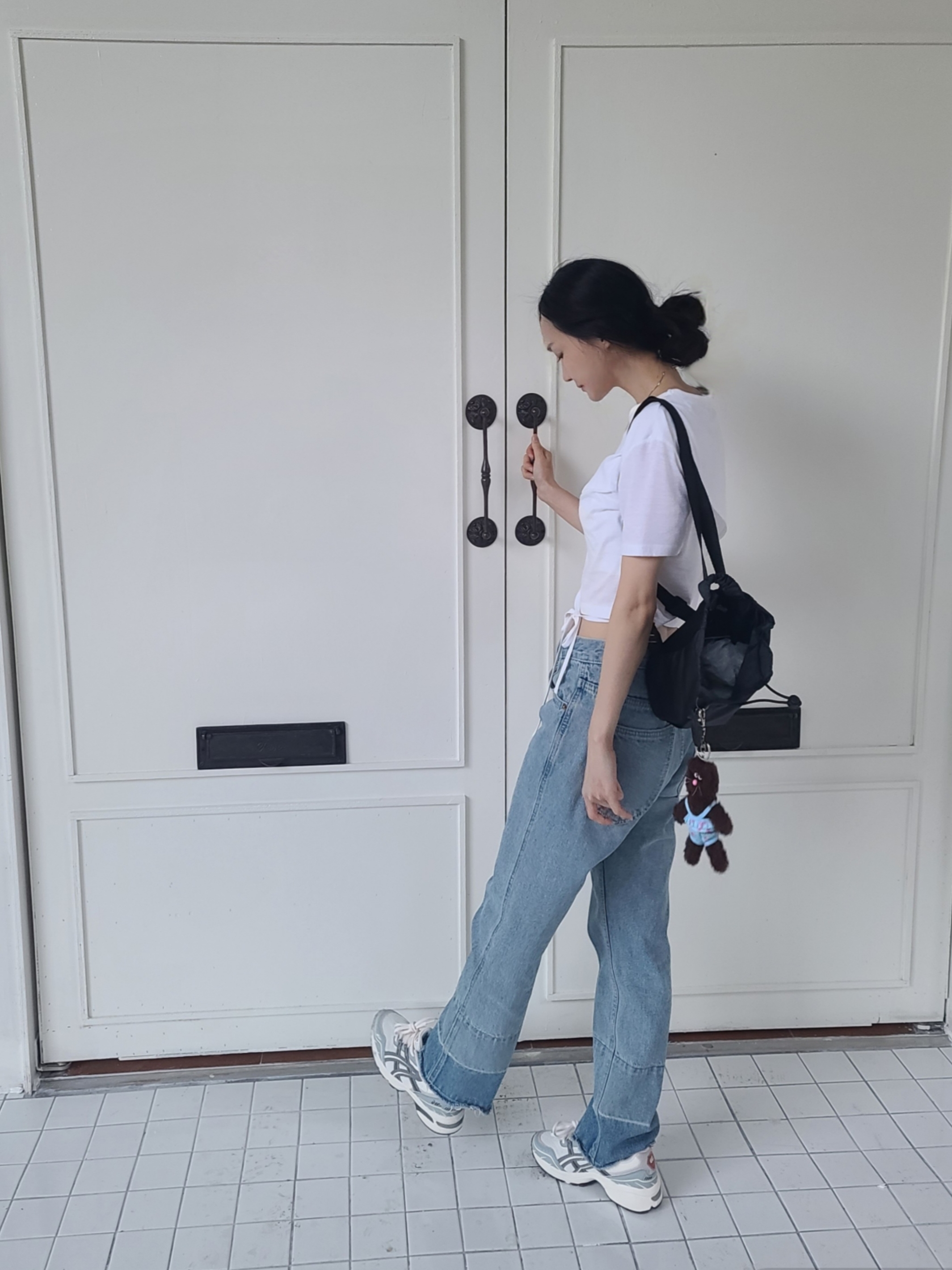 STU x Monamhee Namhee, Adidas Satin Mini Bucket Backpack Black 착용 스타일 - 2