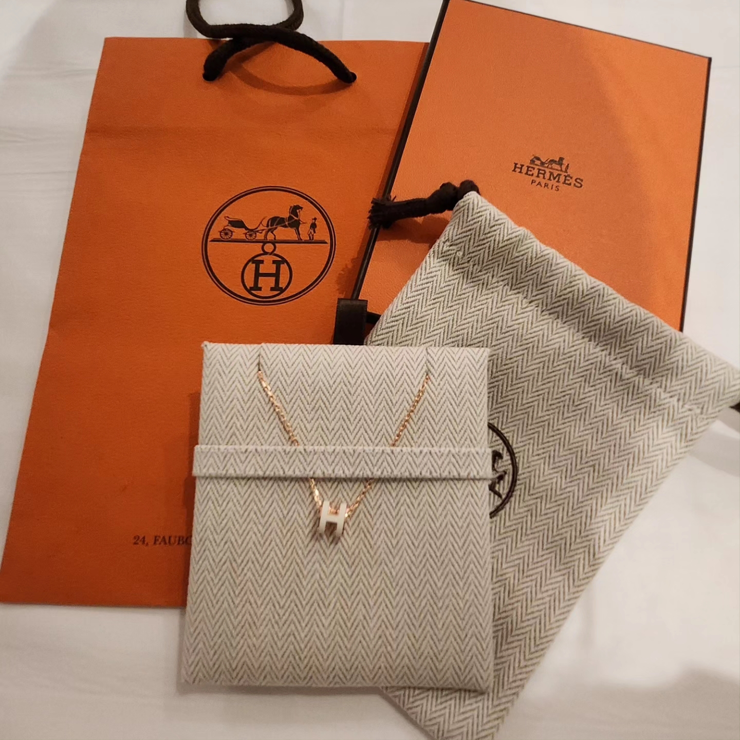 (W) Hermes Mini Pop H Pendant Rose Gold & Blanc 착용 스타일