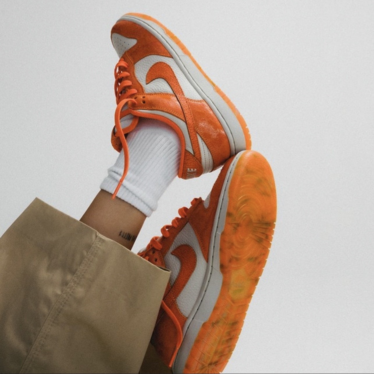 (W) Nike Dunk Low Total Orange 착용 스타일 - 2