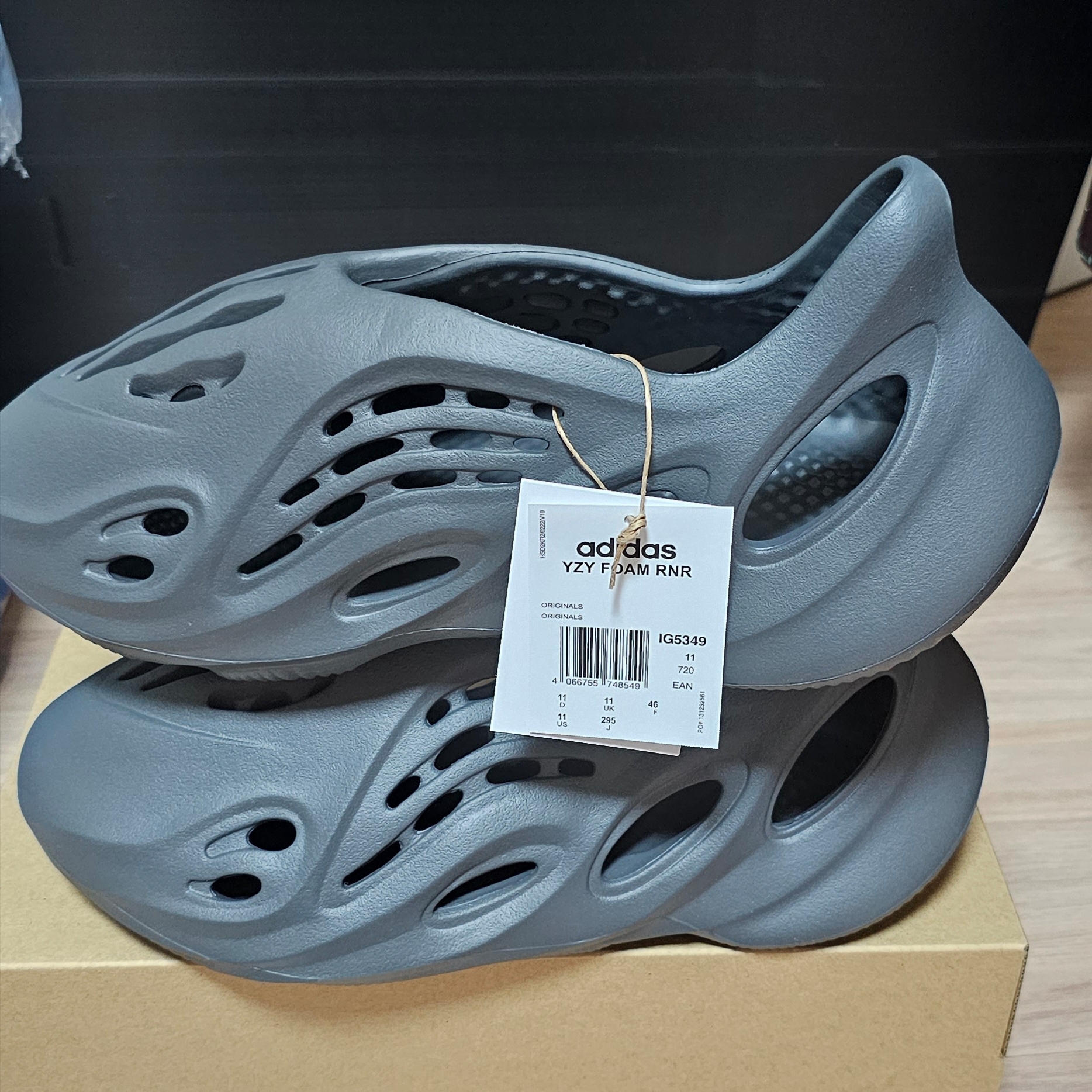 Adidas Yeezy Foam RNNR Carbon 착용 스타일 - 2