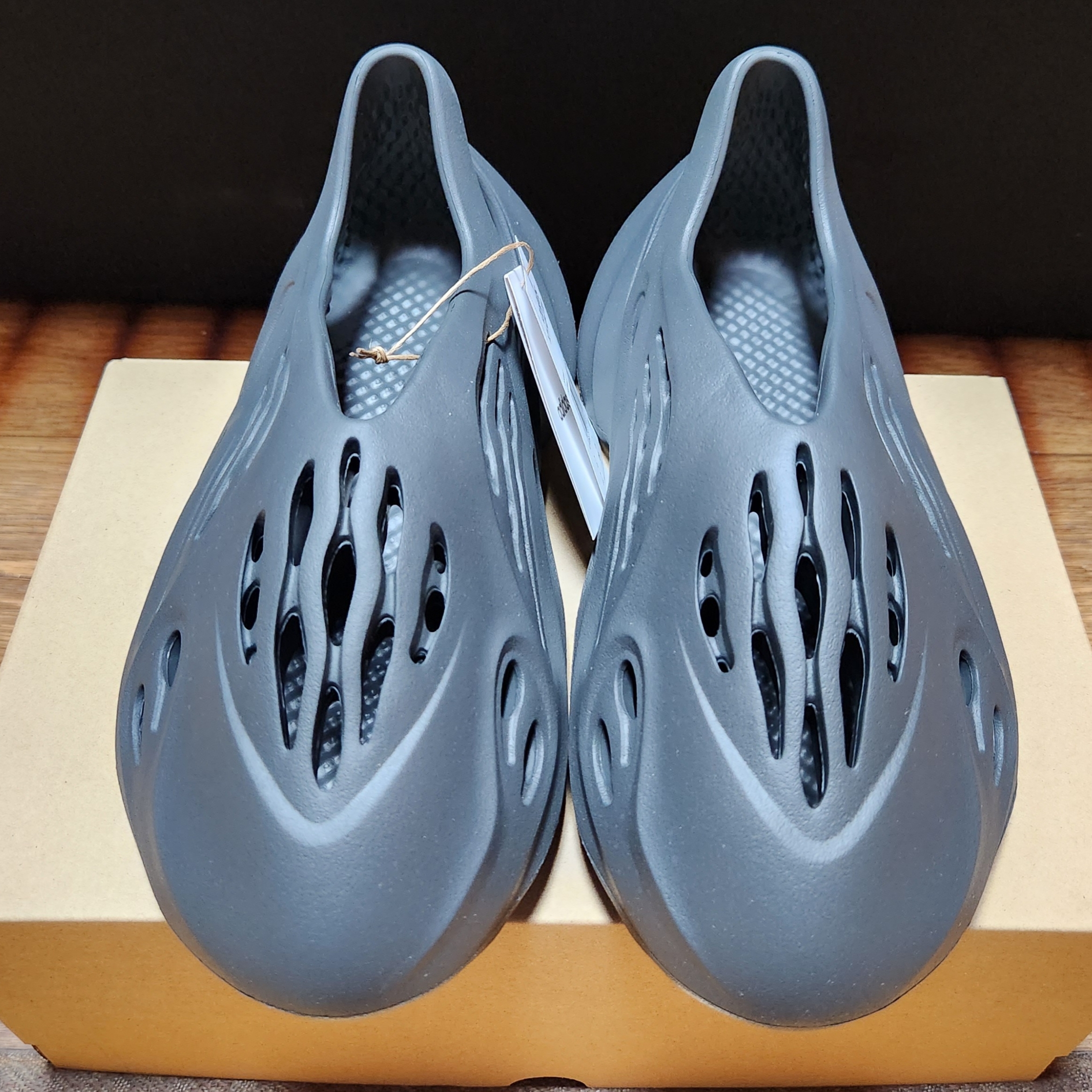 Adidas Yeezy Foam RNNR Carbon 착용 스타일 - 1