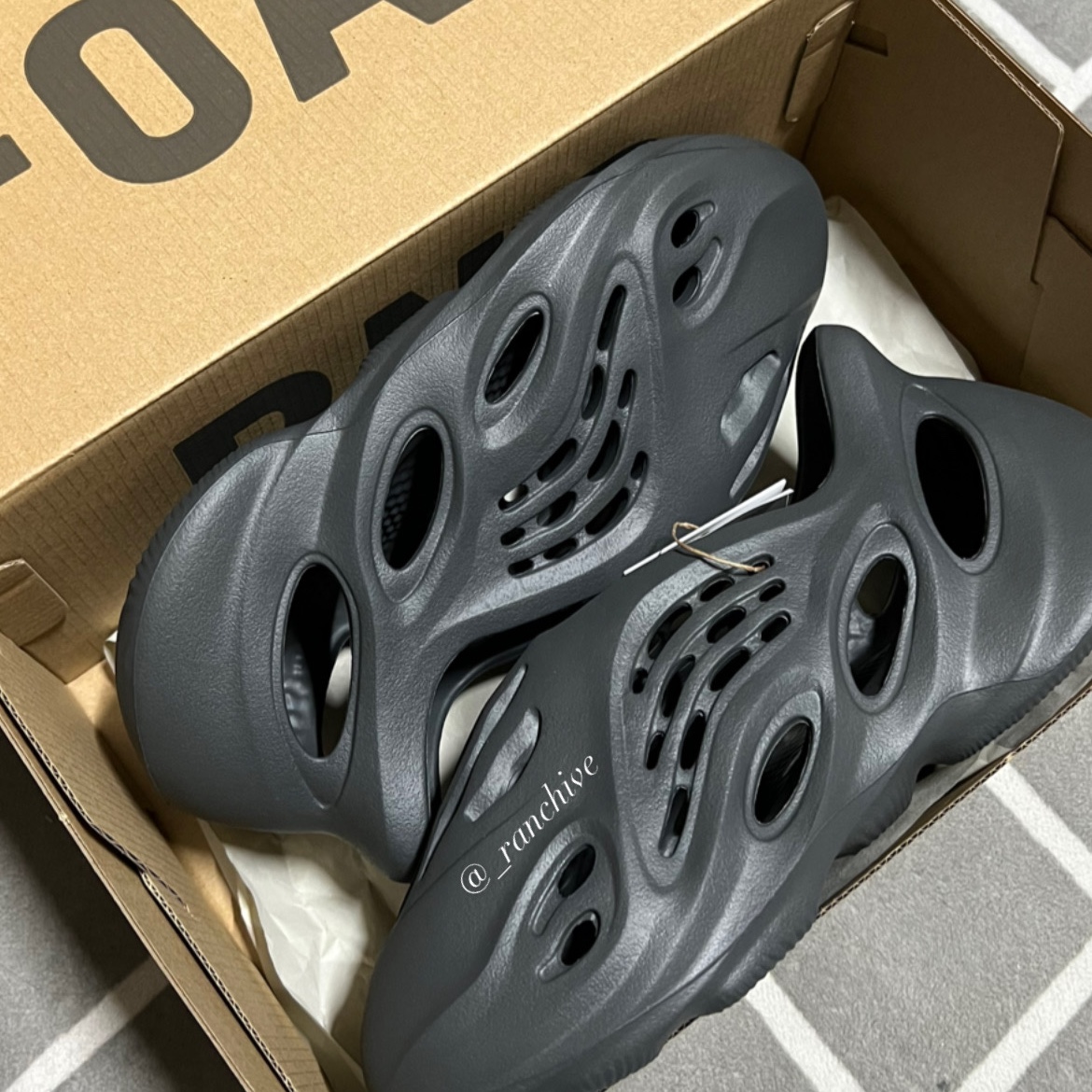 Adidas Yeezy Foam RNNR Carbon 착용 스타일 - 1