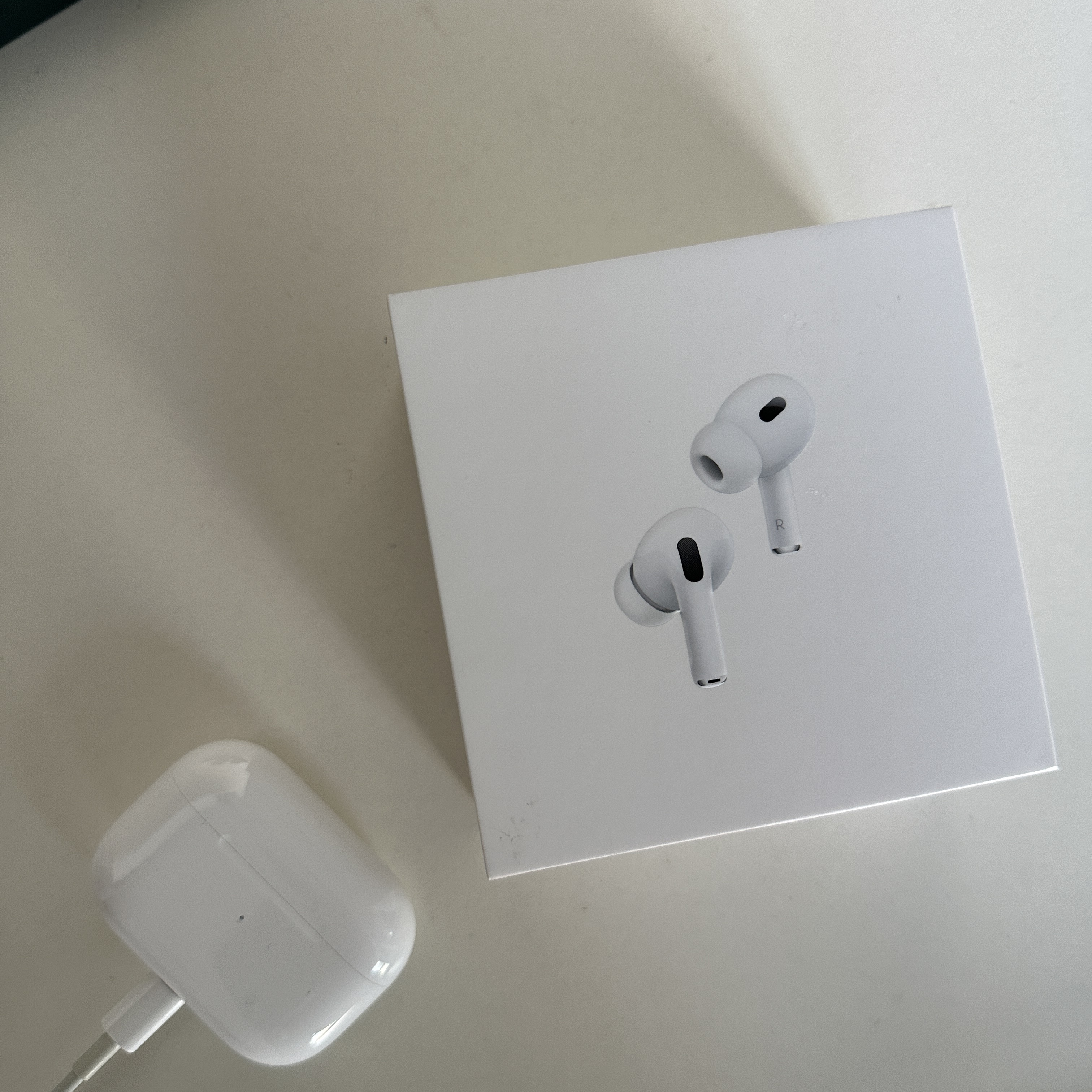 Apple AirPods Pro 2nd Gen (Korean Ver.), Apple iPhone 14 Pro 256GB Silver (Korean Ver.) 착용 스타일 - 1