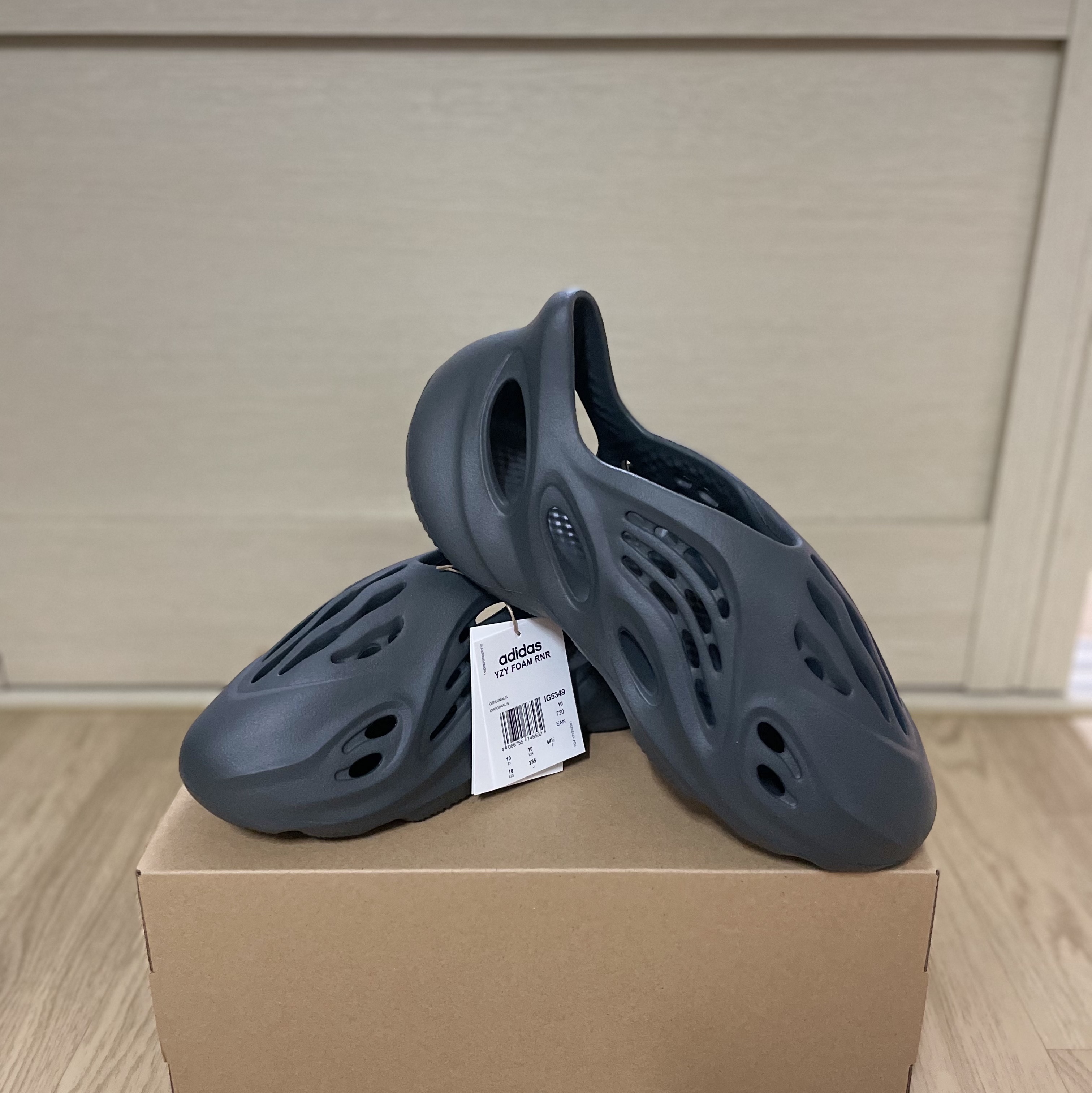 Adidas Yeezy Foam RNNR Carbon 착용 스타일 - 2