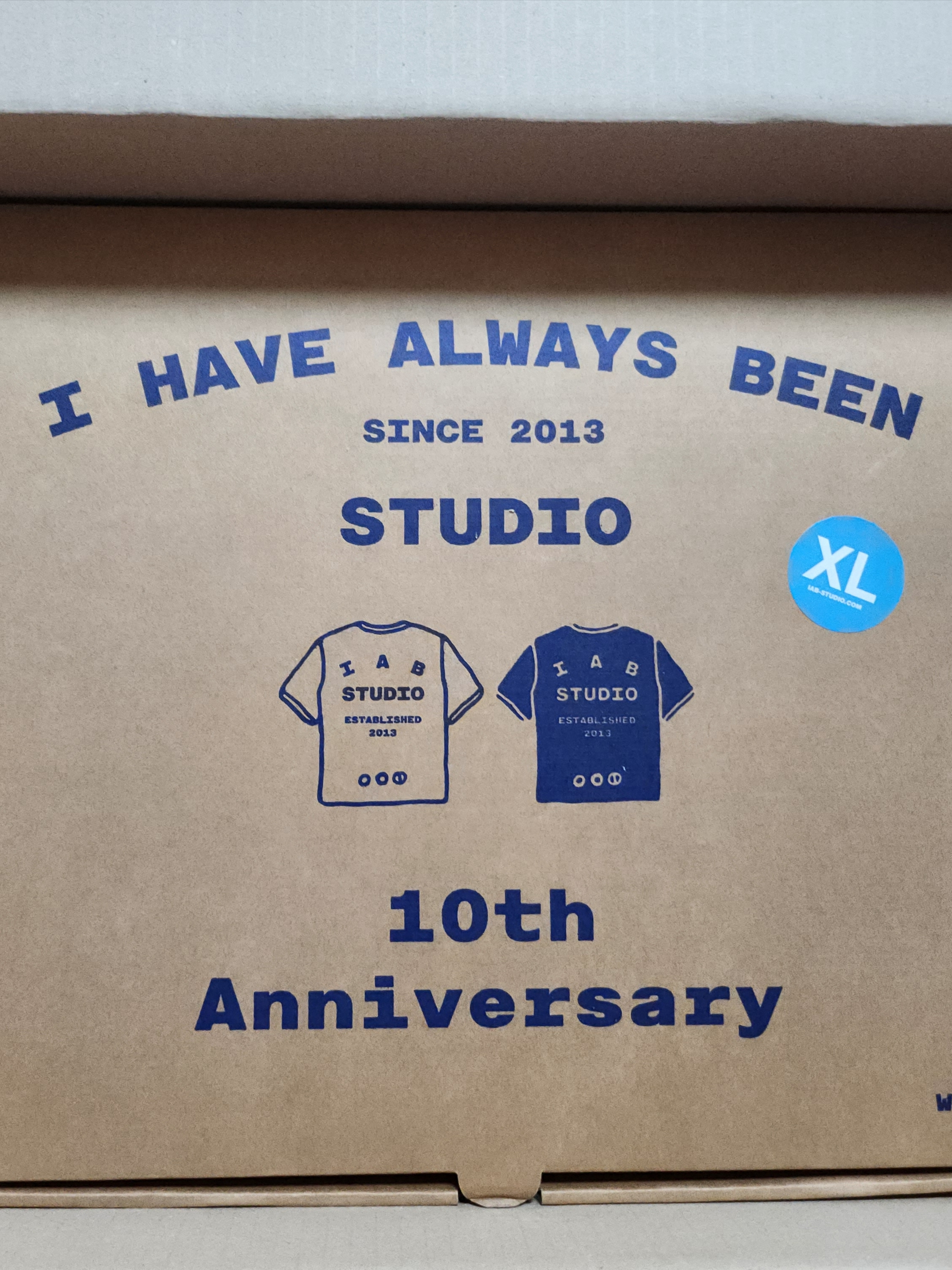 IAB Studio 10th Anniversary T-Shirts Pack White & Black (2 Pack) 착용 스타일 - 1