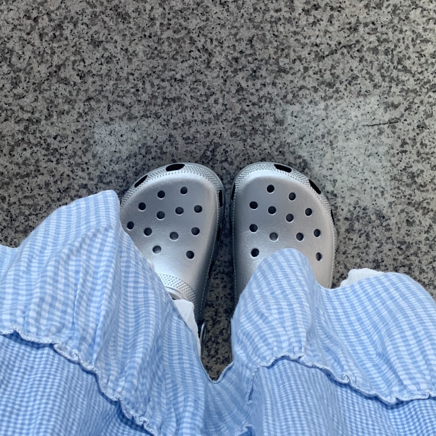 Crocs Classic Metallic Clog Silver 착용 스타일