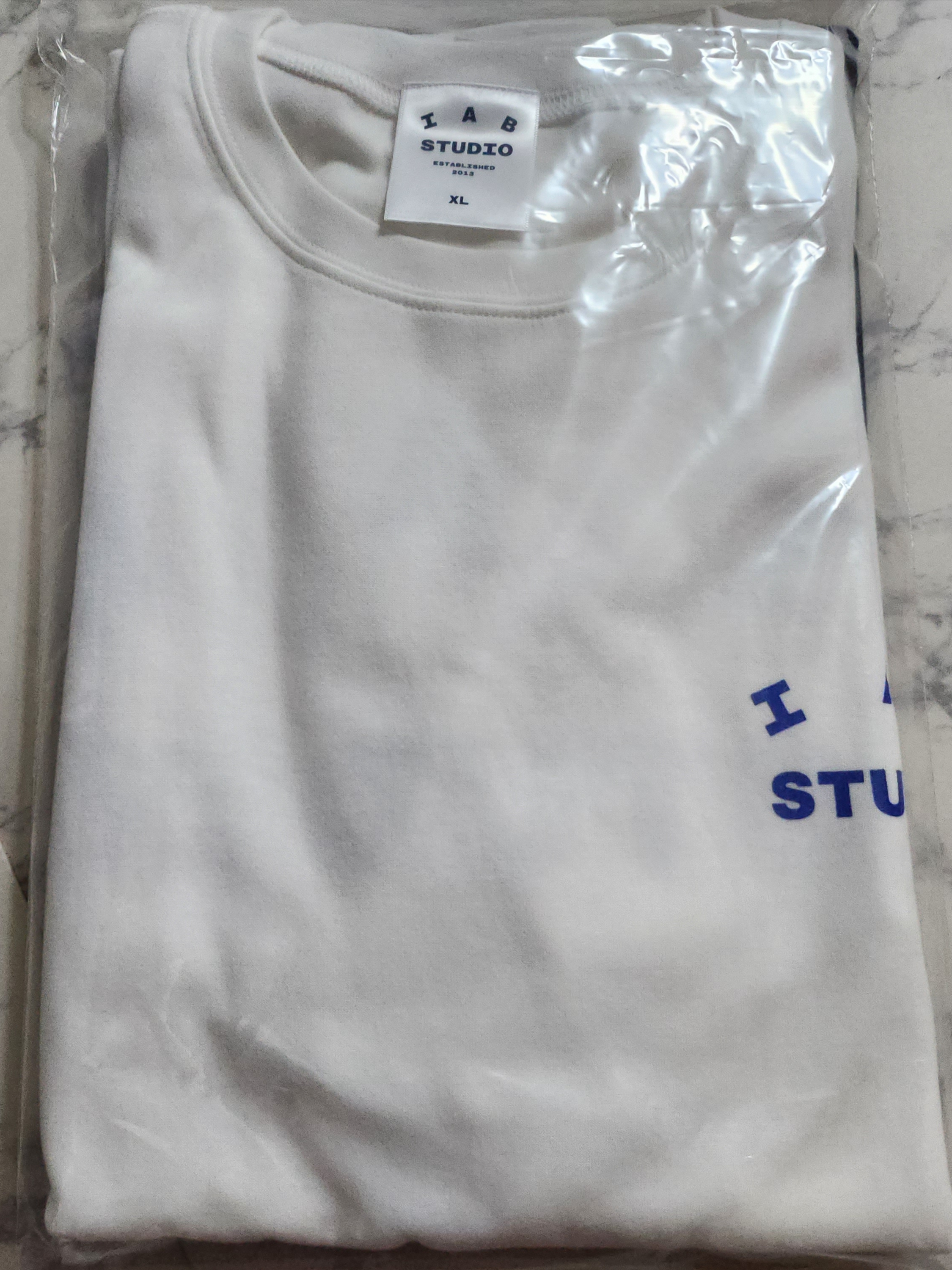 IAB Studio 10th Anniversary T-Shirts Pack White & Black (2 Pack) 착용 스타일 - 2