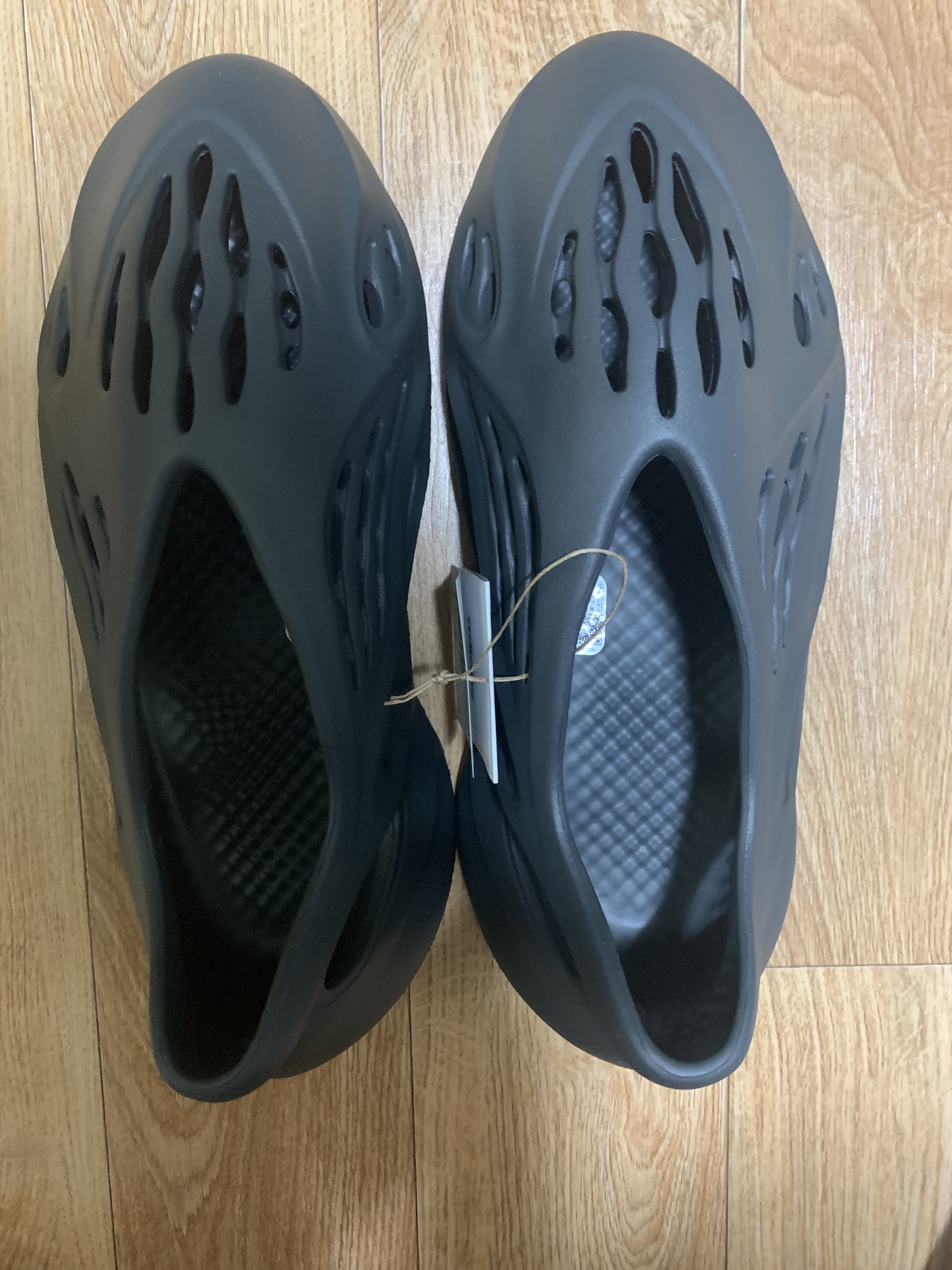 Adidas Yeezy Foam RNNR Carbon 착용 스타일 - 2