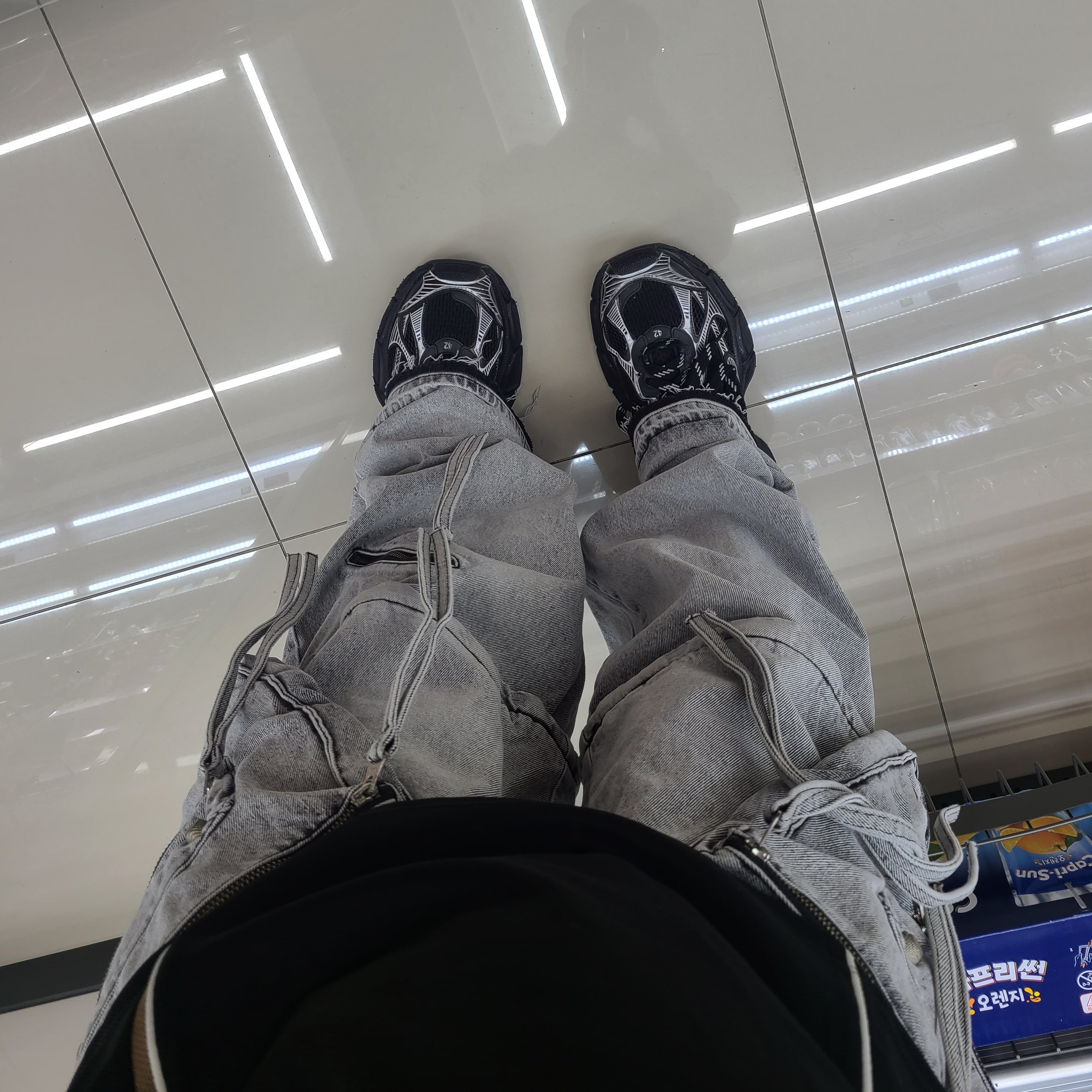 Balenciaga 3XL Sneakers Black White 착용 스타일