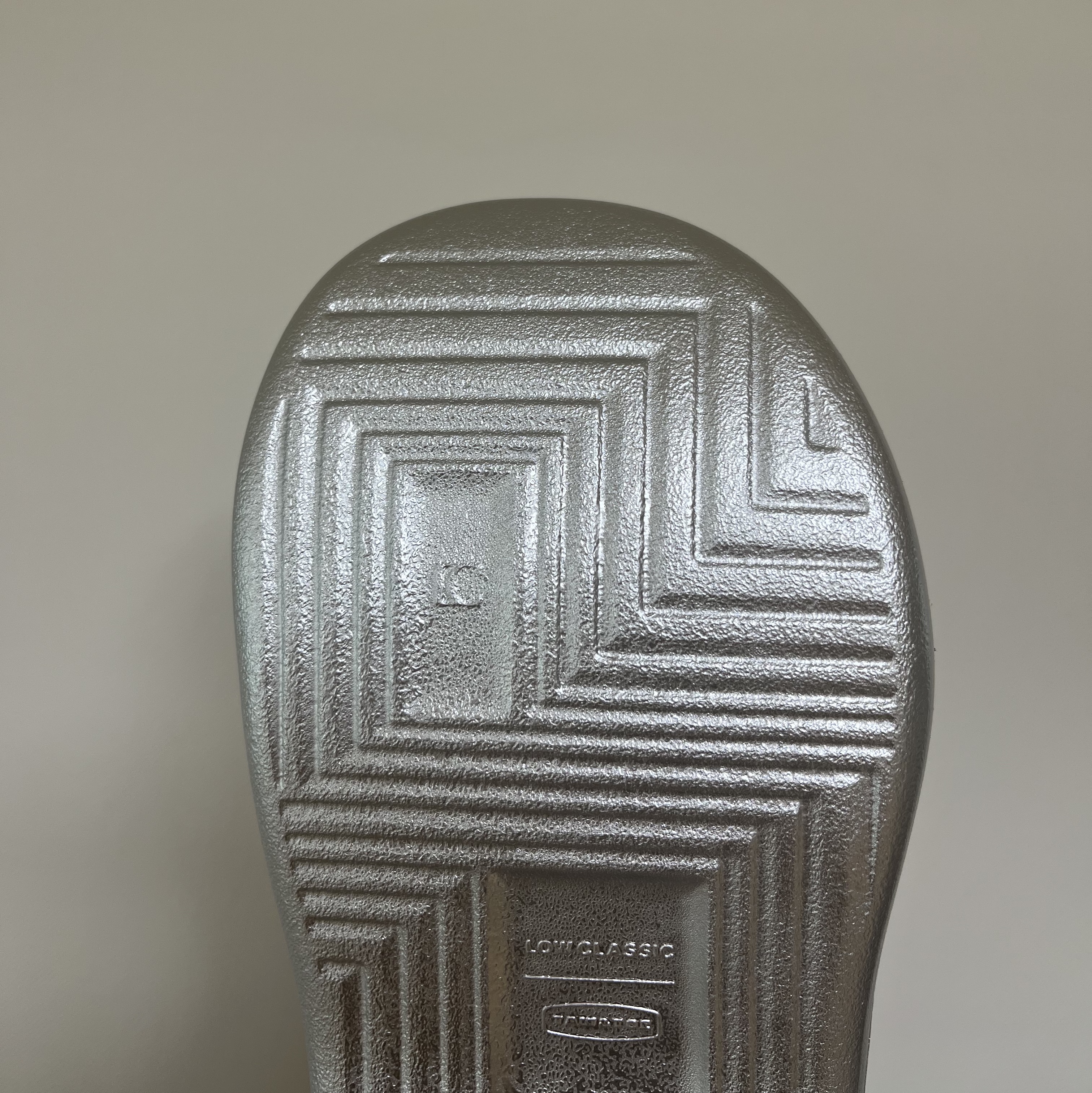 Taw&Toe x Low Classic Platform Flip Flop Silver 착용 스타일 - 4