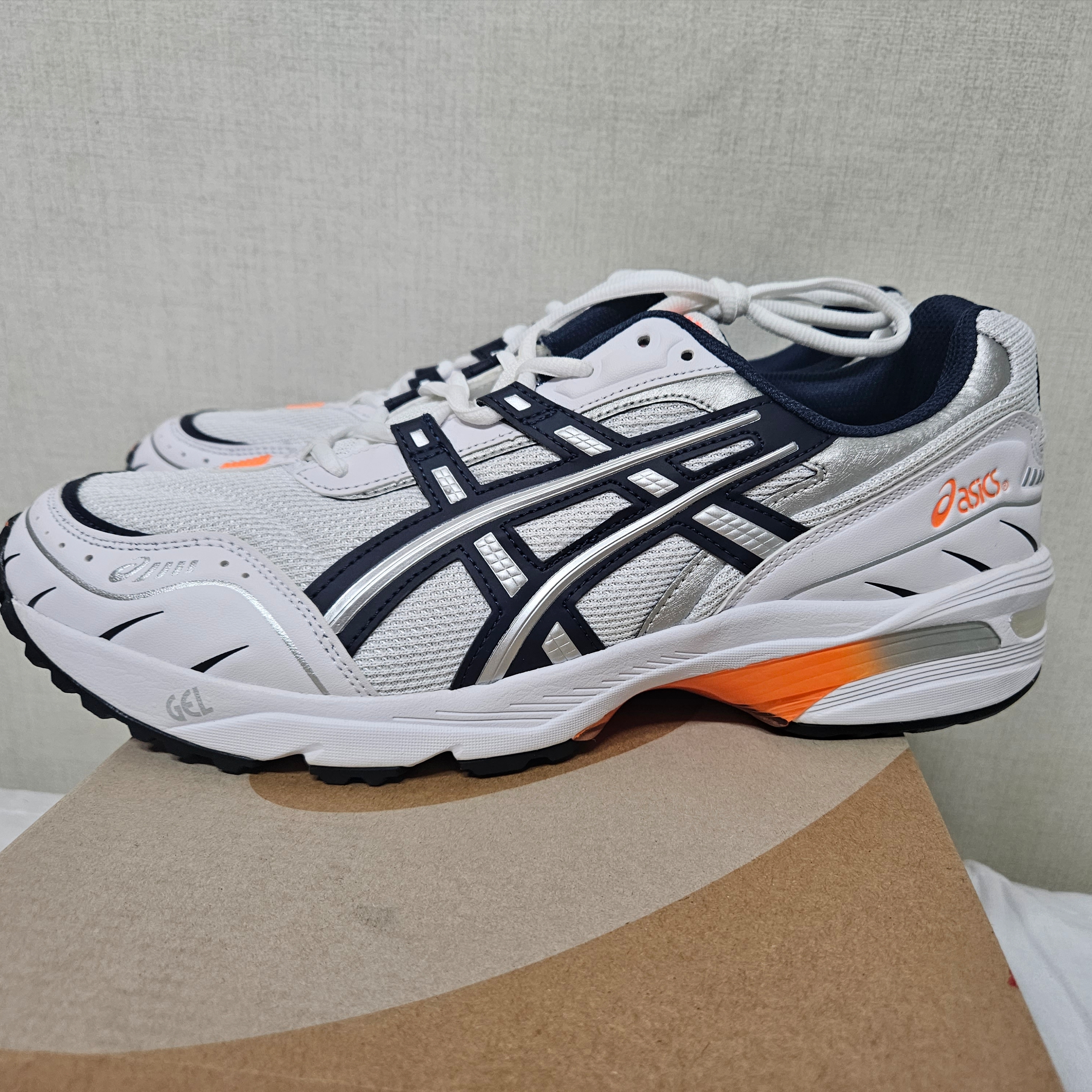 Asics Gel-1090 White Midnight 착용 스타일