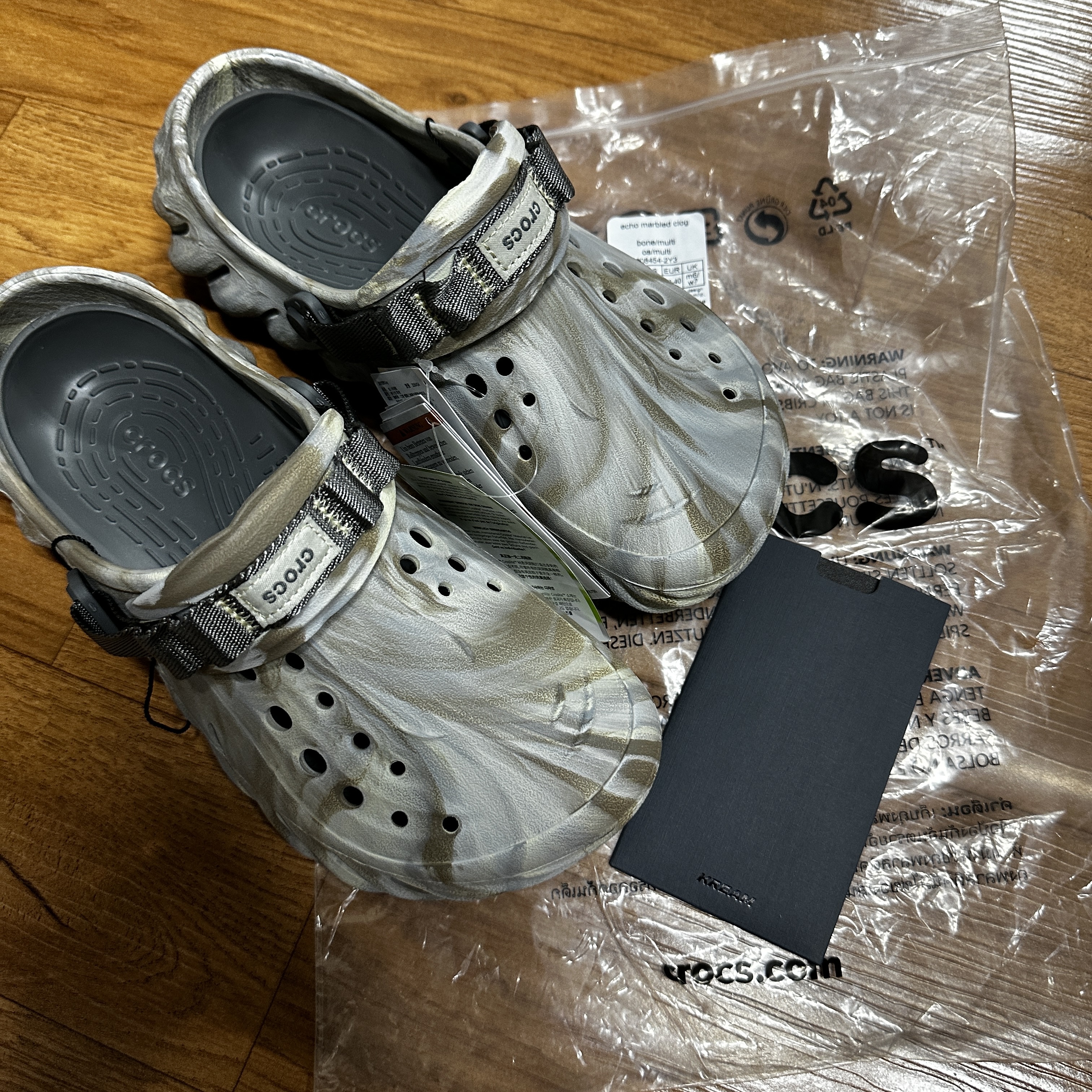Crocs Echo Marbled Clog Bone Multi 착용 스타일