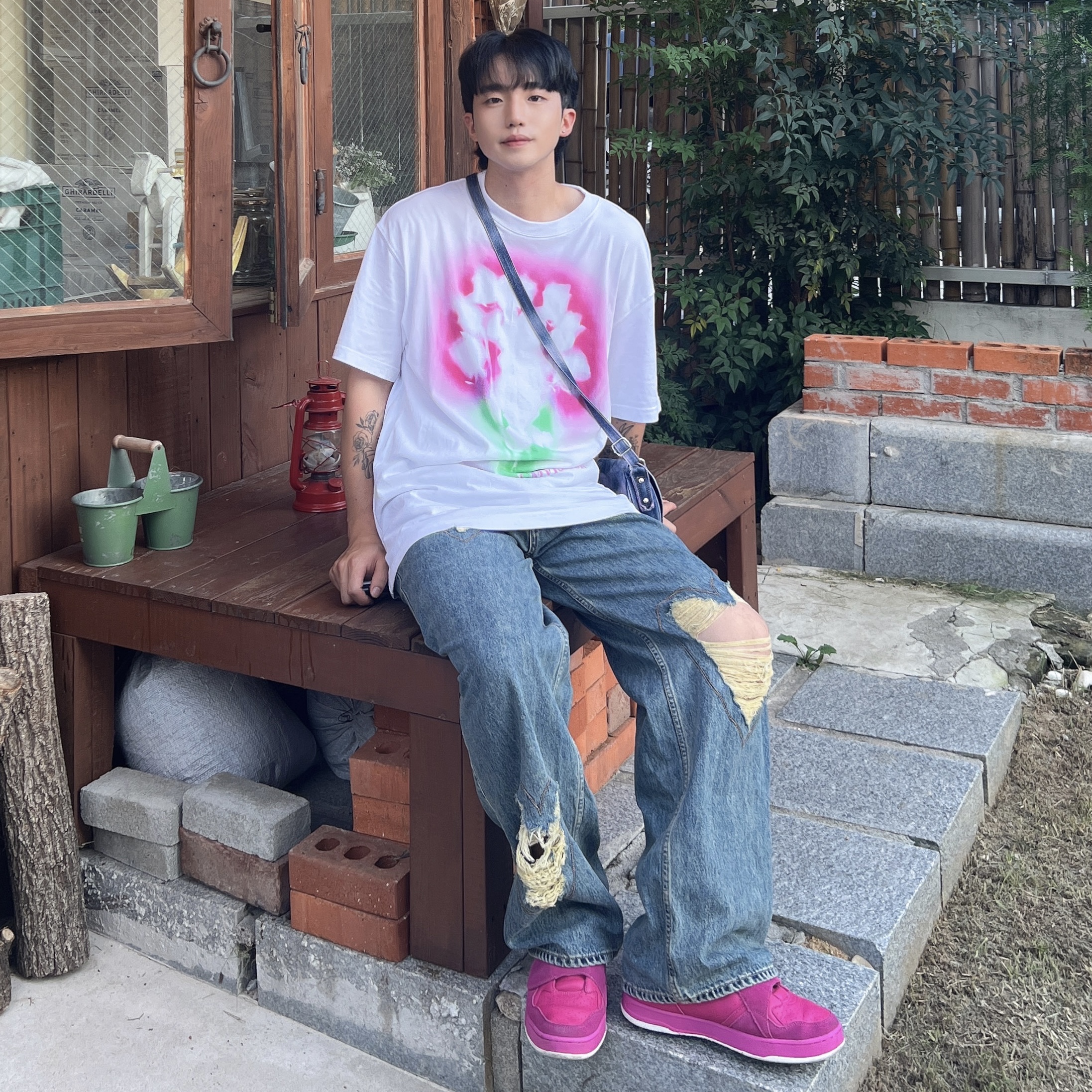 Fila x The Museum Visitor Match OG 1992 Pink, The Museum Visitor Rose Spray Printed T-Shirts White 착용 스타일 - 2