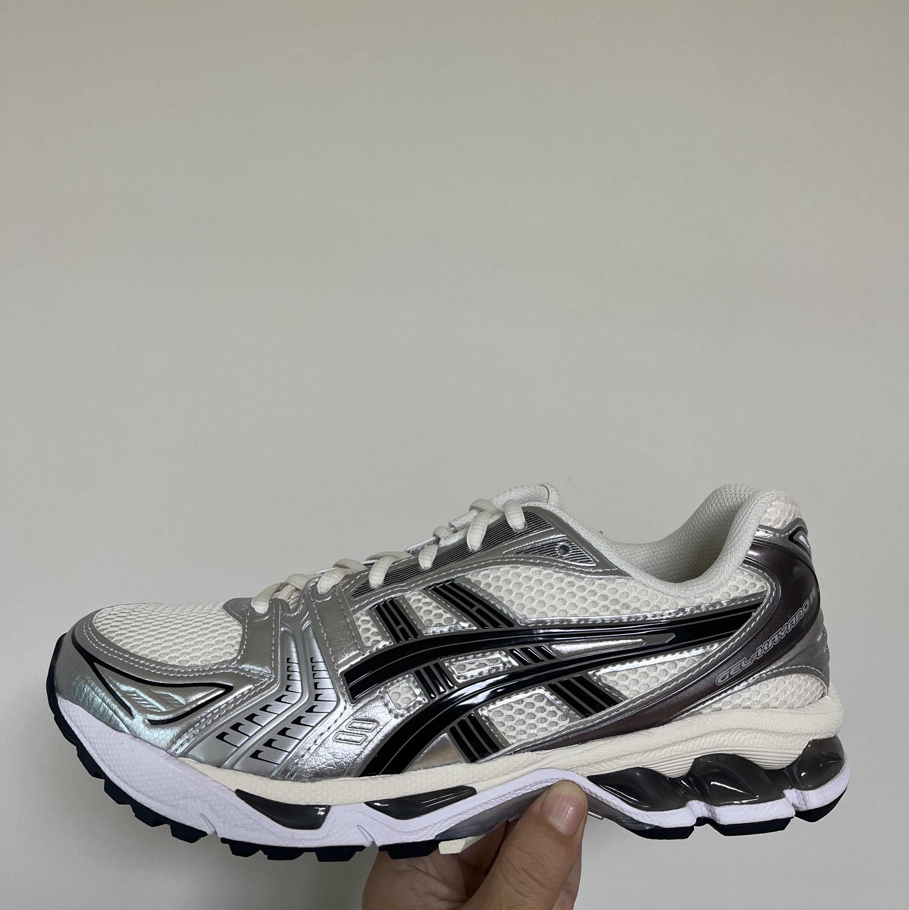 Asics Gel-Kayano 14 Cream Black 착용 스타일 - 1