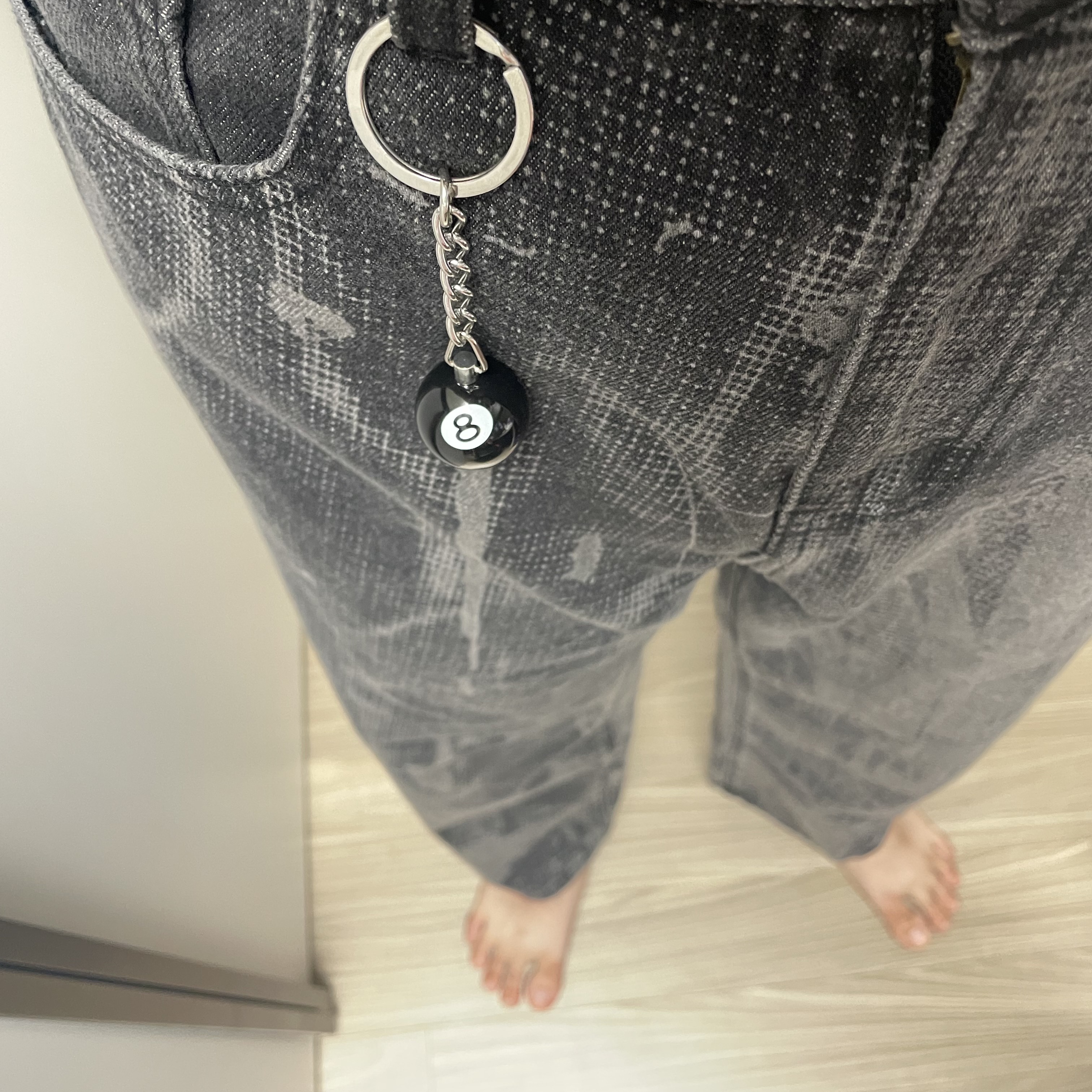 Stussy 8 Ball Keychain Black 착용 스타일 - 2