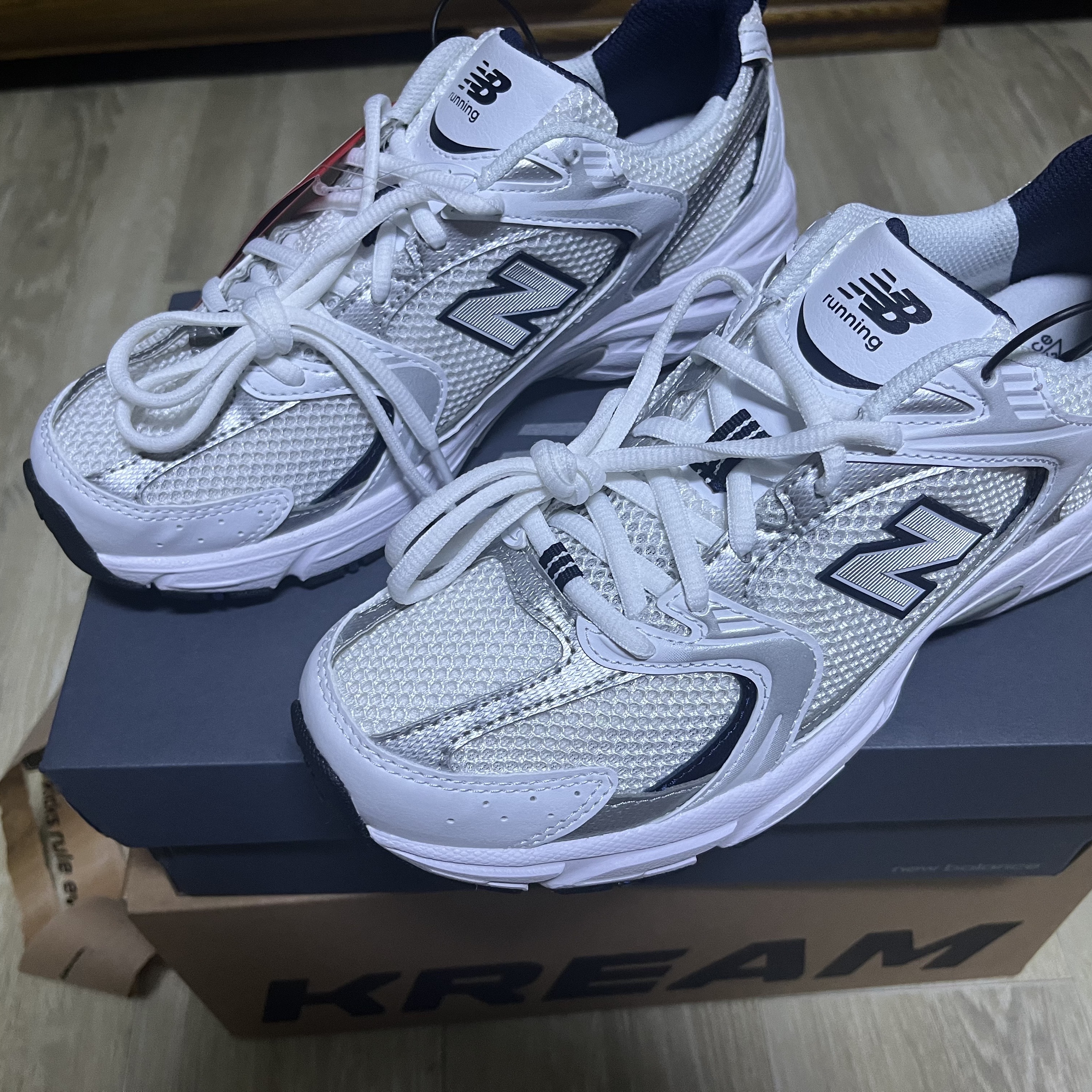 New Balance 530 White 착용 스타일