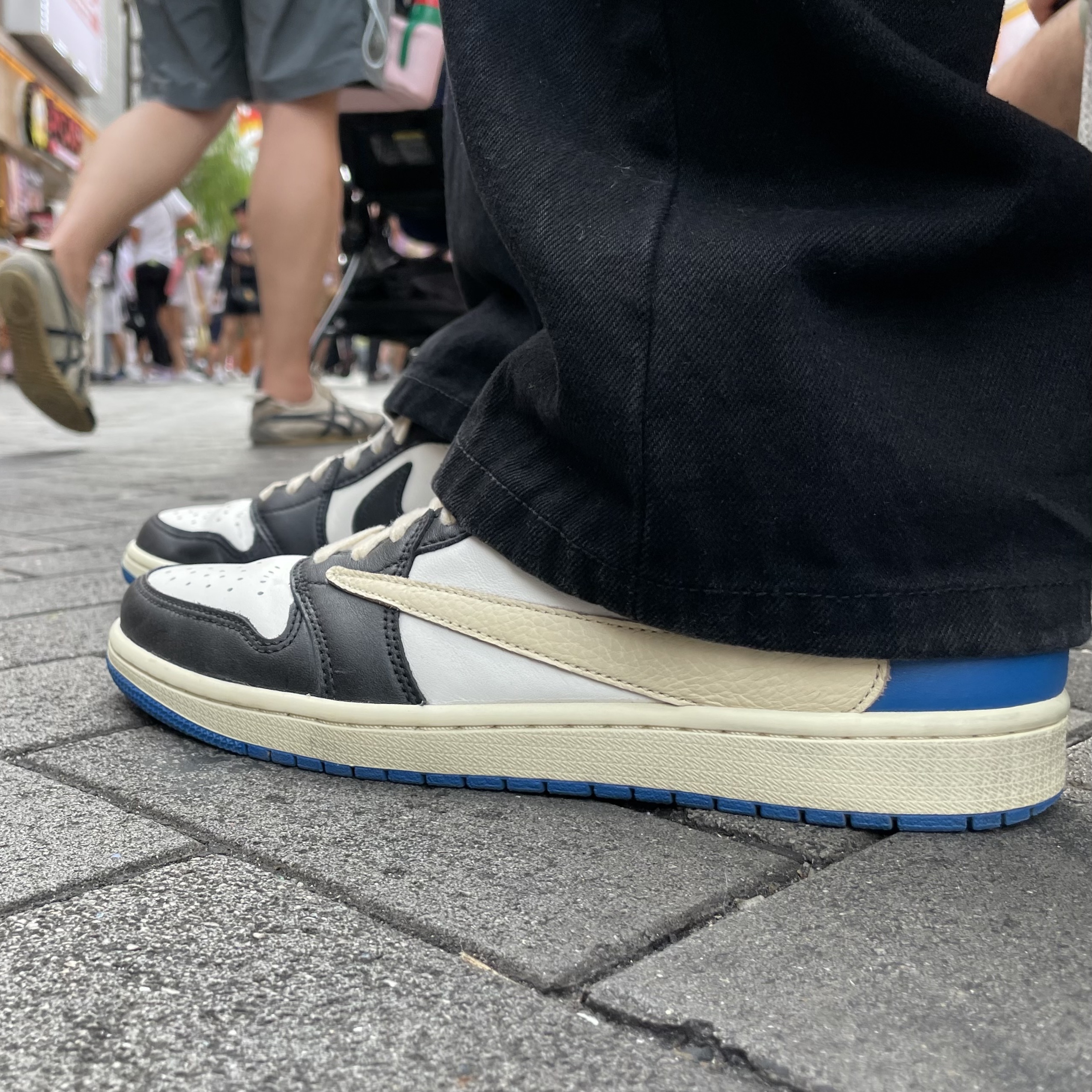 Jordan 1 x Travis Scott x Fragment Retro Low OG SP Military Blue 착용 스타일 - 1