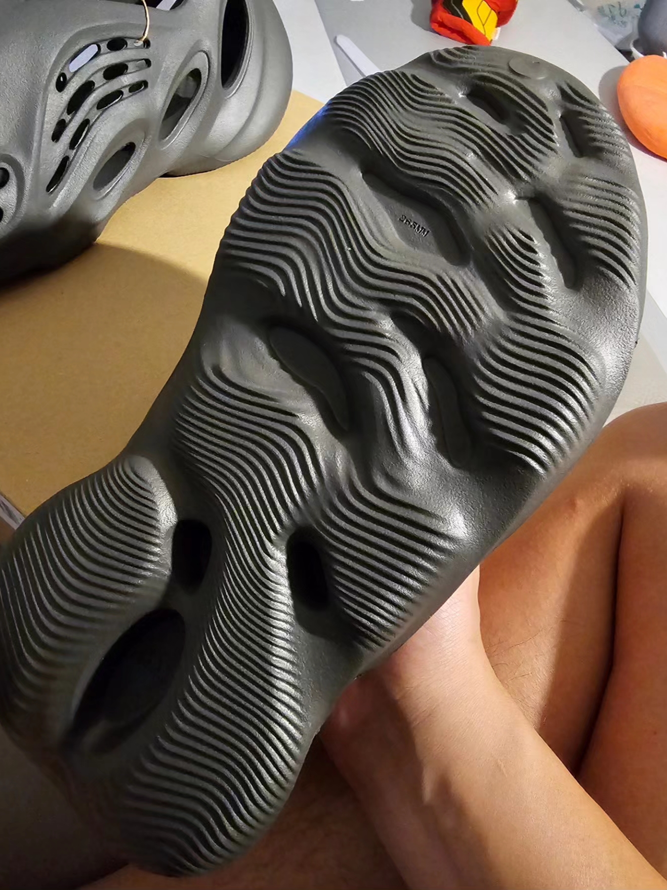 Adidas Yeezy Foam RNNR Carbon 착용 스타일 - 4