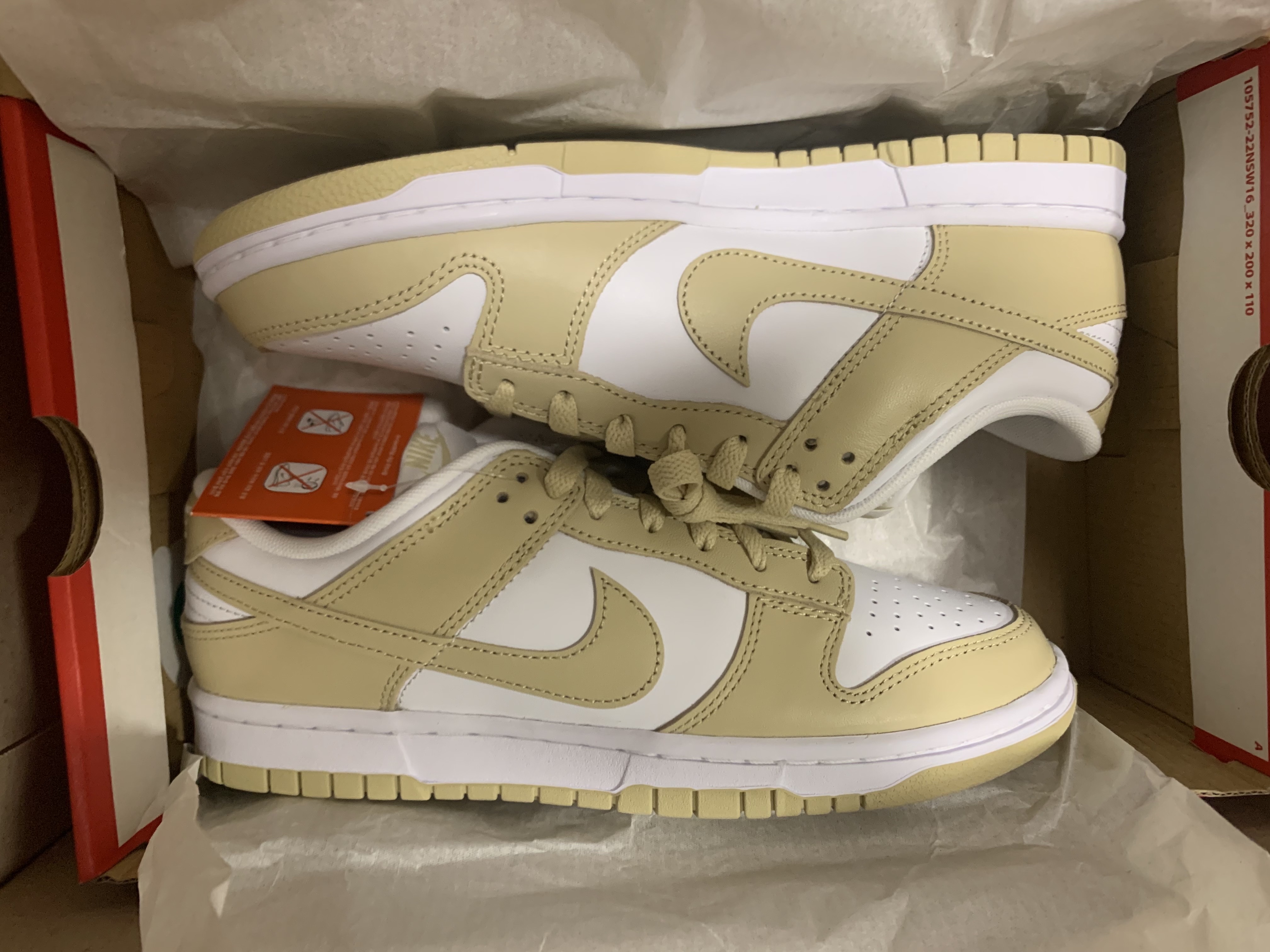 Nike Dunk Low Team Gold and White 착용 스타일
