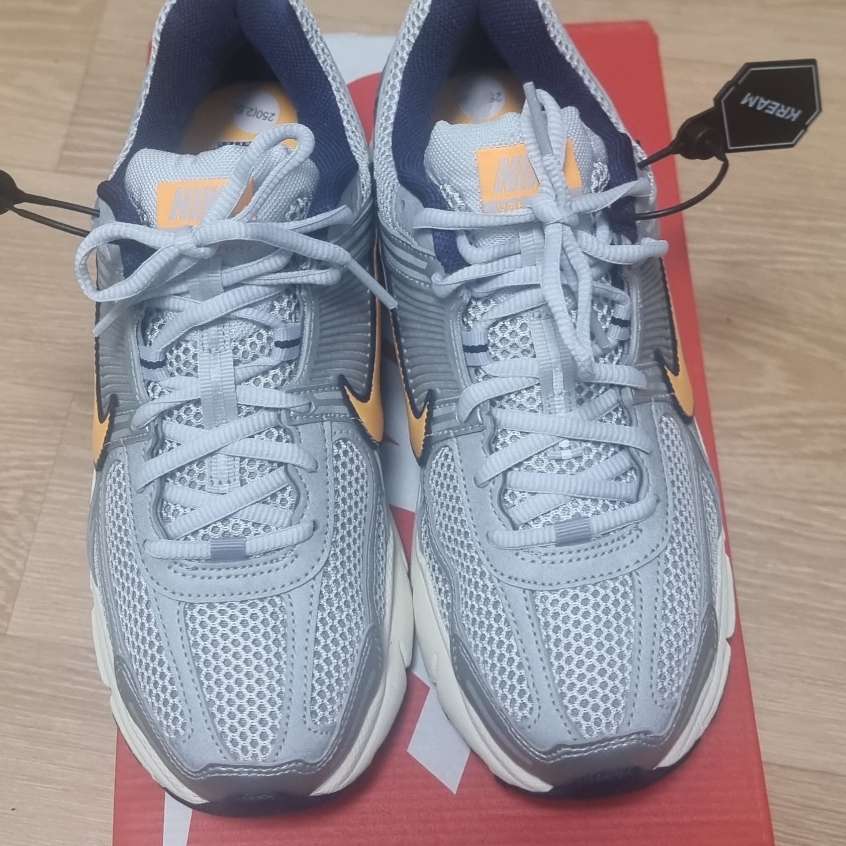 Nike Zoom Vomero 5 Pure Platinum and Laser Orange 착용 스타일 - 2
