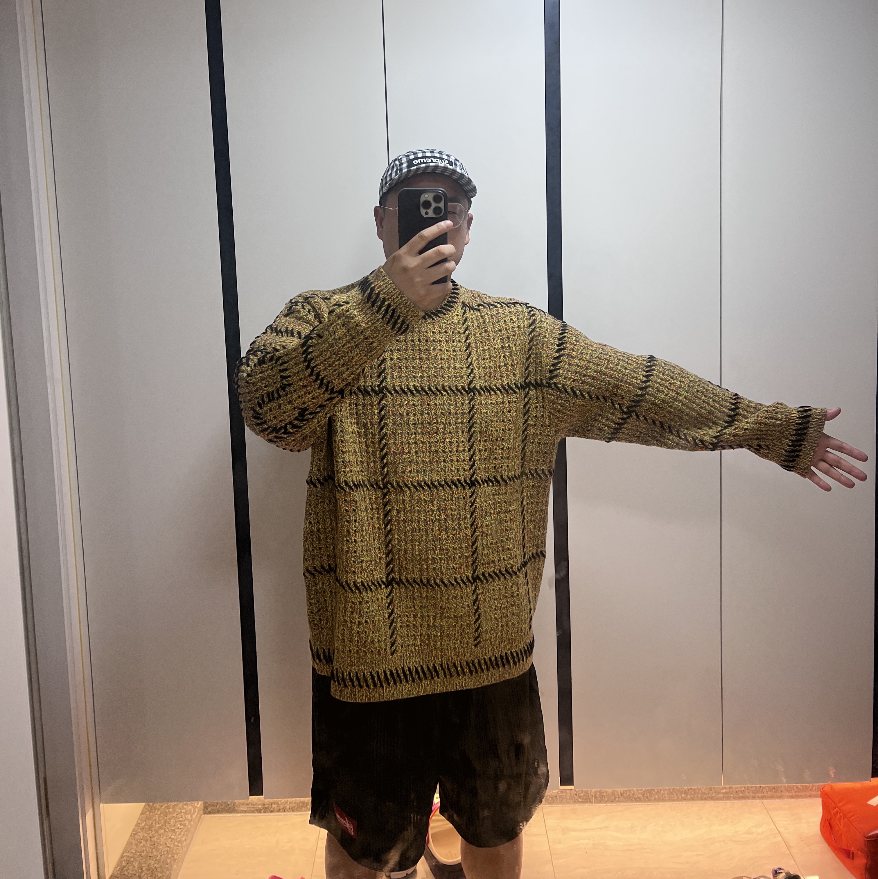 Supreme Quilt Stitch Sweater Yellow - 23SS, Supreme Gradient Mesh Stripe Baggy Shorts Black - 23SS 착용 스타일 - 1