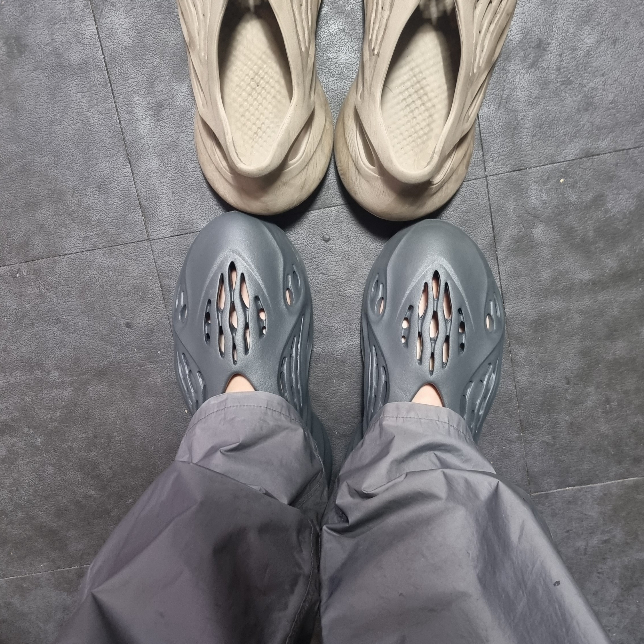 Adidas Yeezy Foam RNNR Carbon 착용 스타일