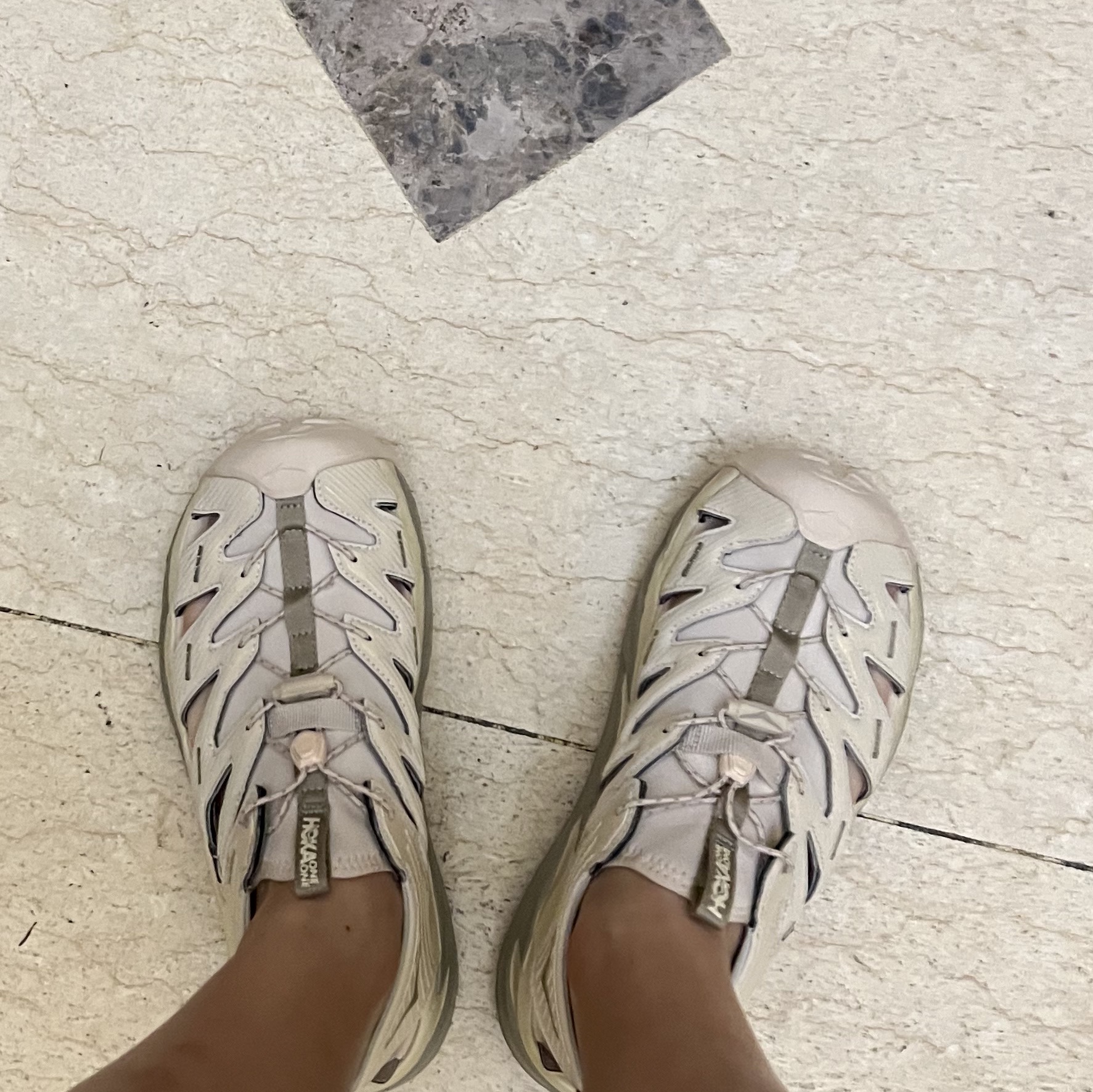 Hoka Hopara Shifting Sand Dune 착용 스타일