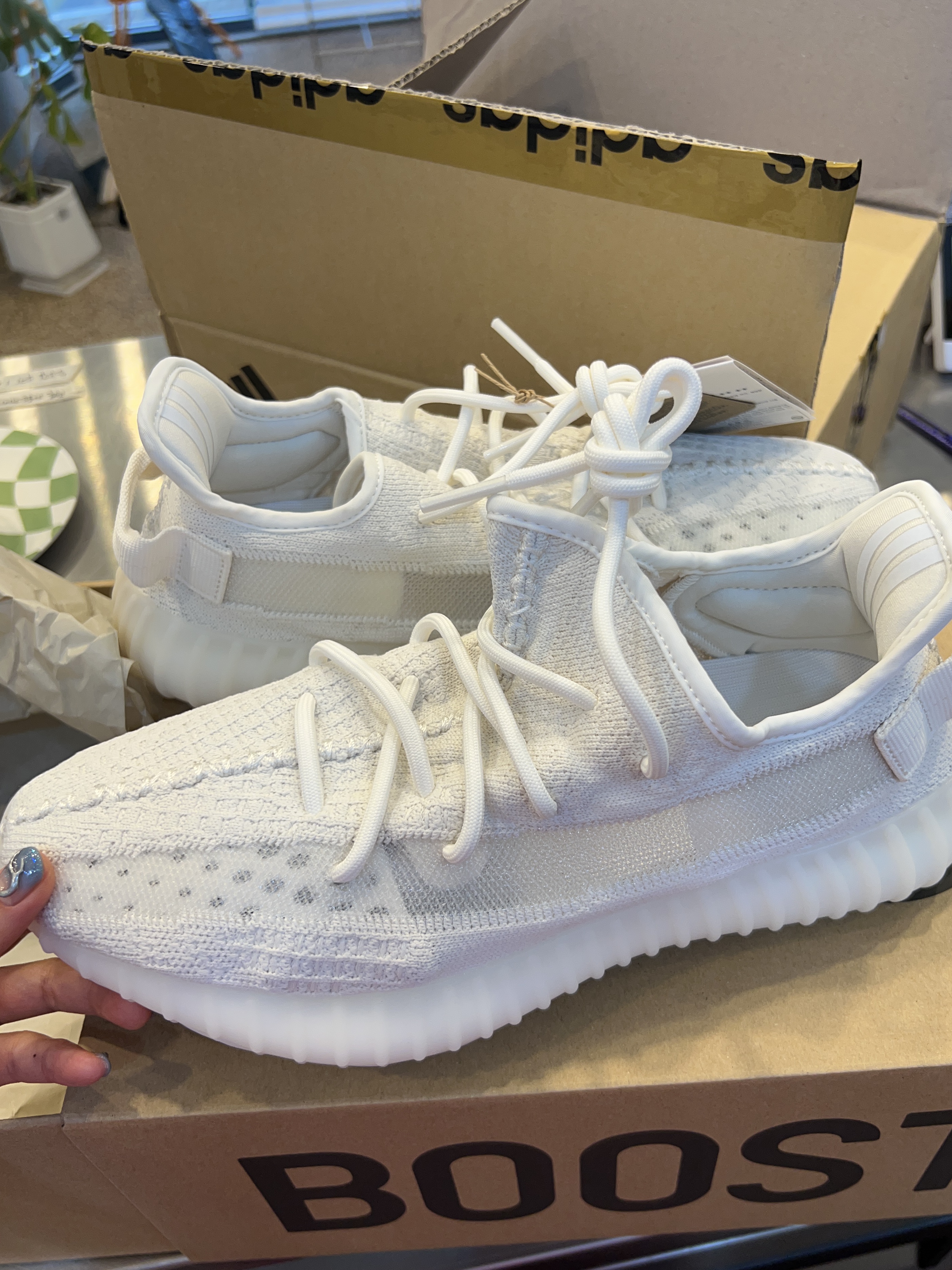 Adidas Yeezy Boost 350 V2 Bone 착용 스타일
