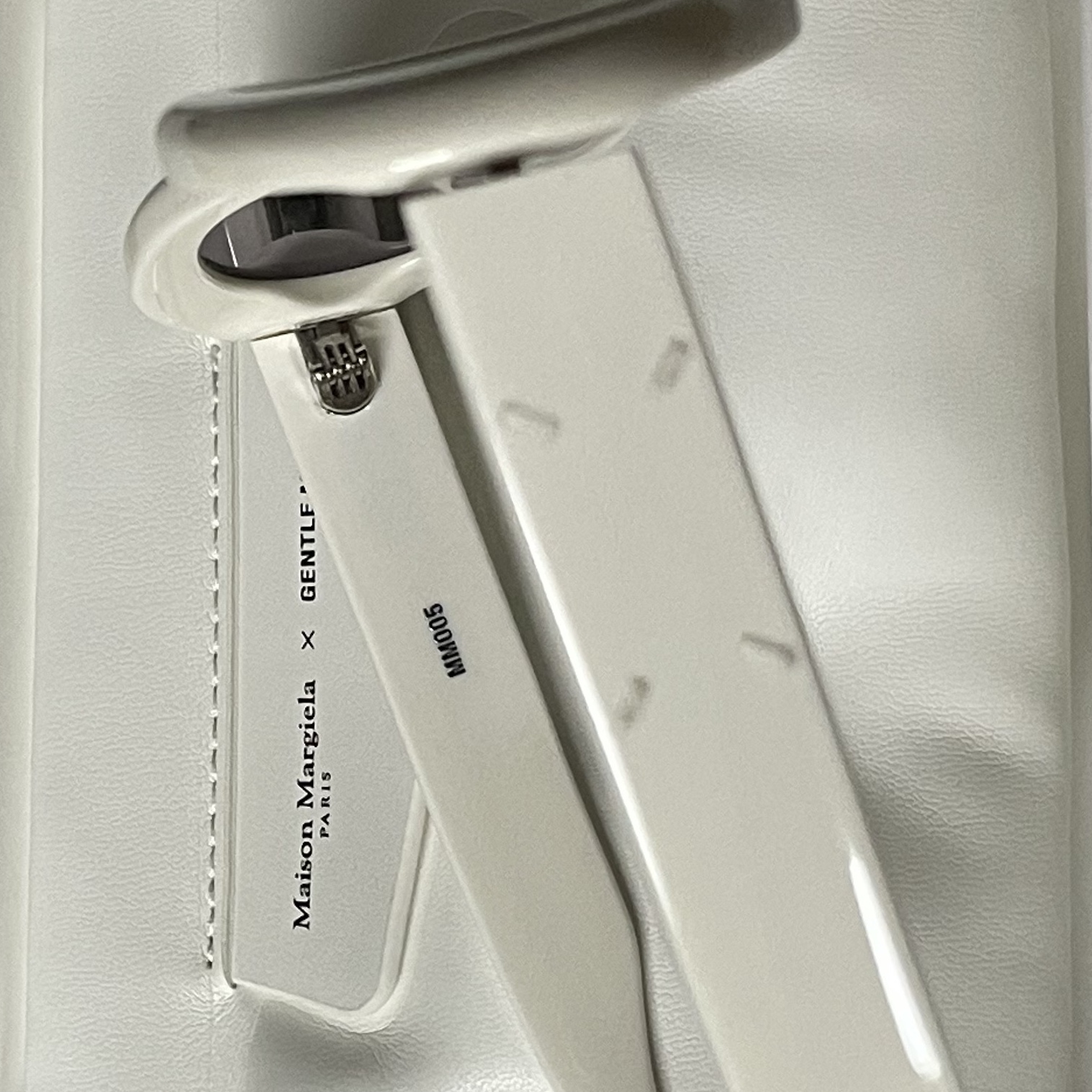 Gentle Monster x Maison Margiela MM005 White Black 착용 스타일 - 5
