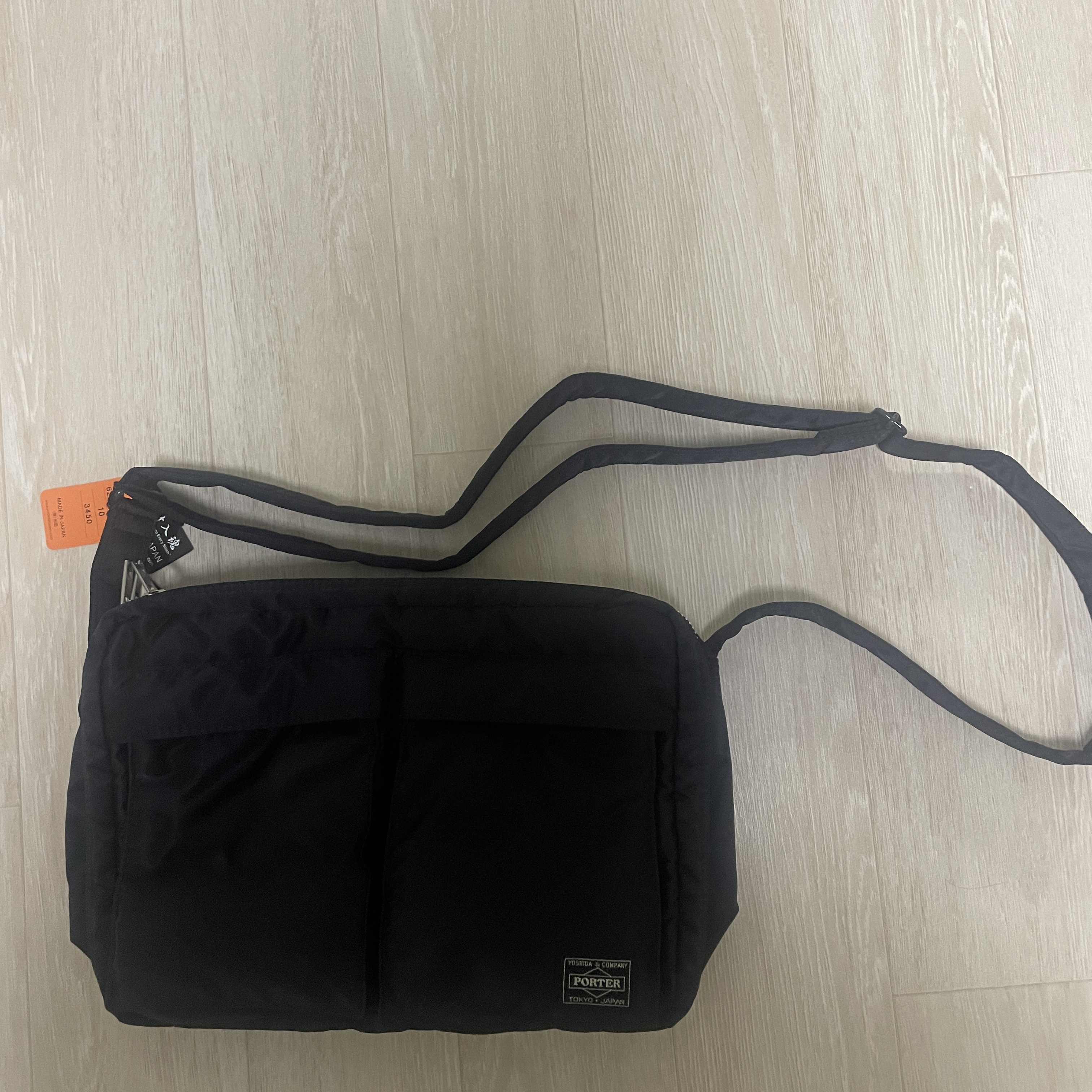 Porter Tanker Shoulder Bag L Black 착용 스타일 - 2