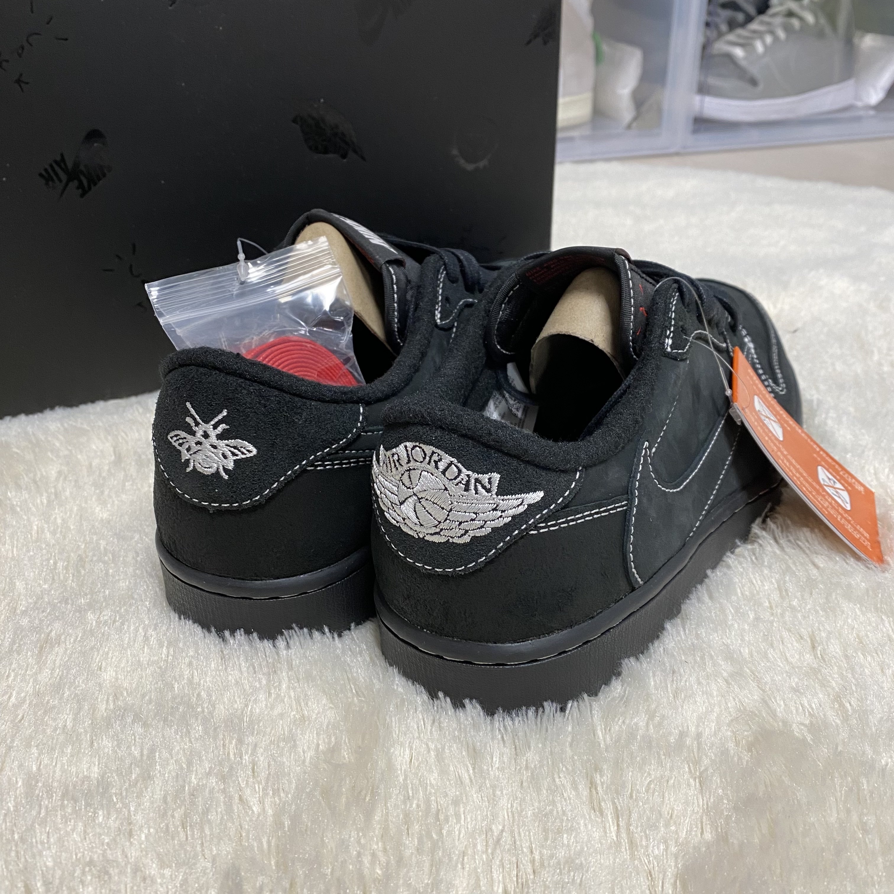 Jordan 1 x Travis Scott Retro Low OG SP Black Phantom 착용 스타일 - 2