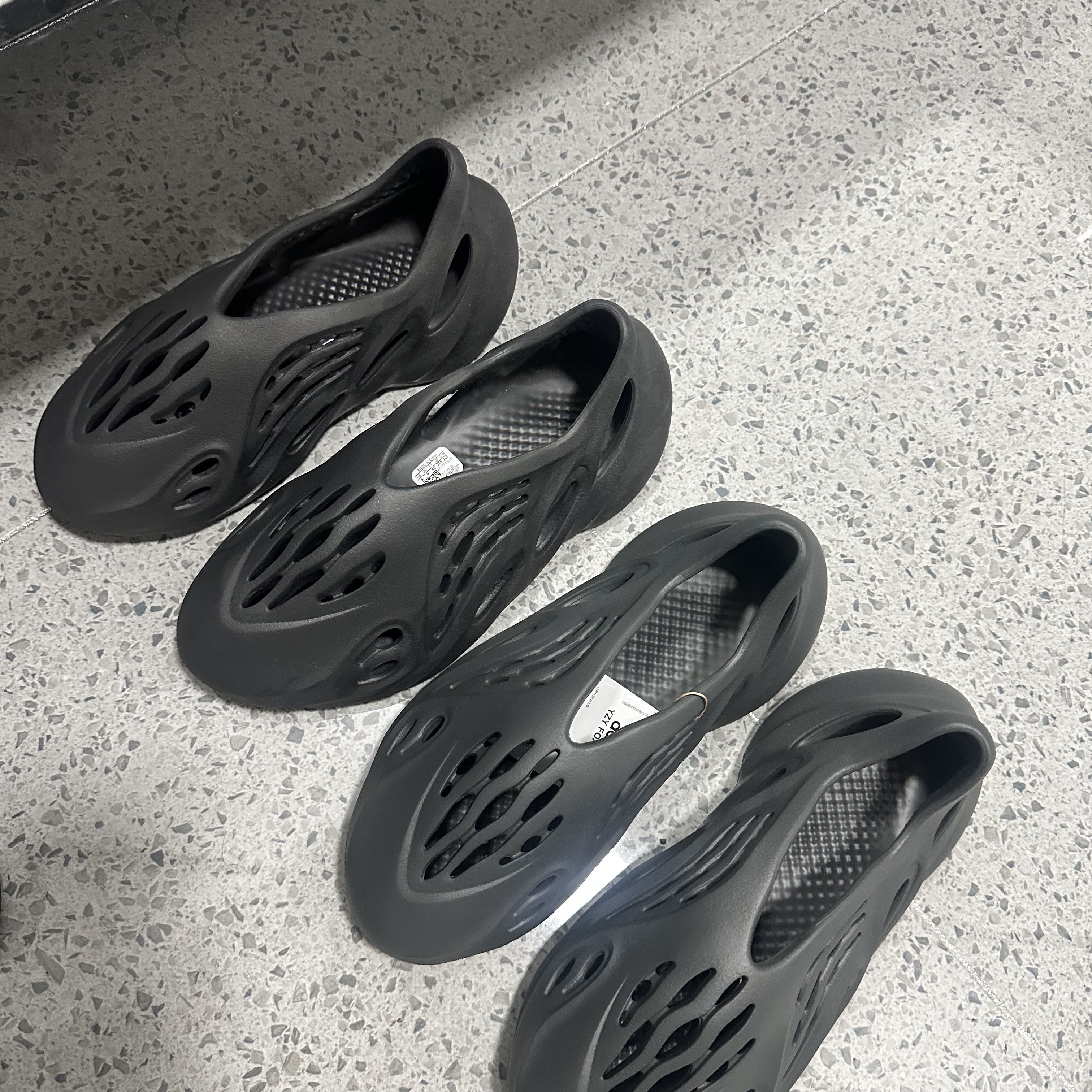 Adidas Yeezy Foam RNNR Carbon, Adidas Yeezy Foam RNNR Onyx 착용 스타일