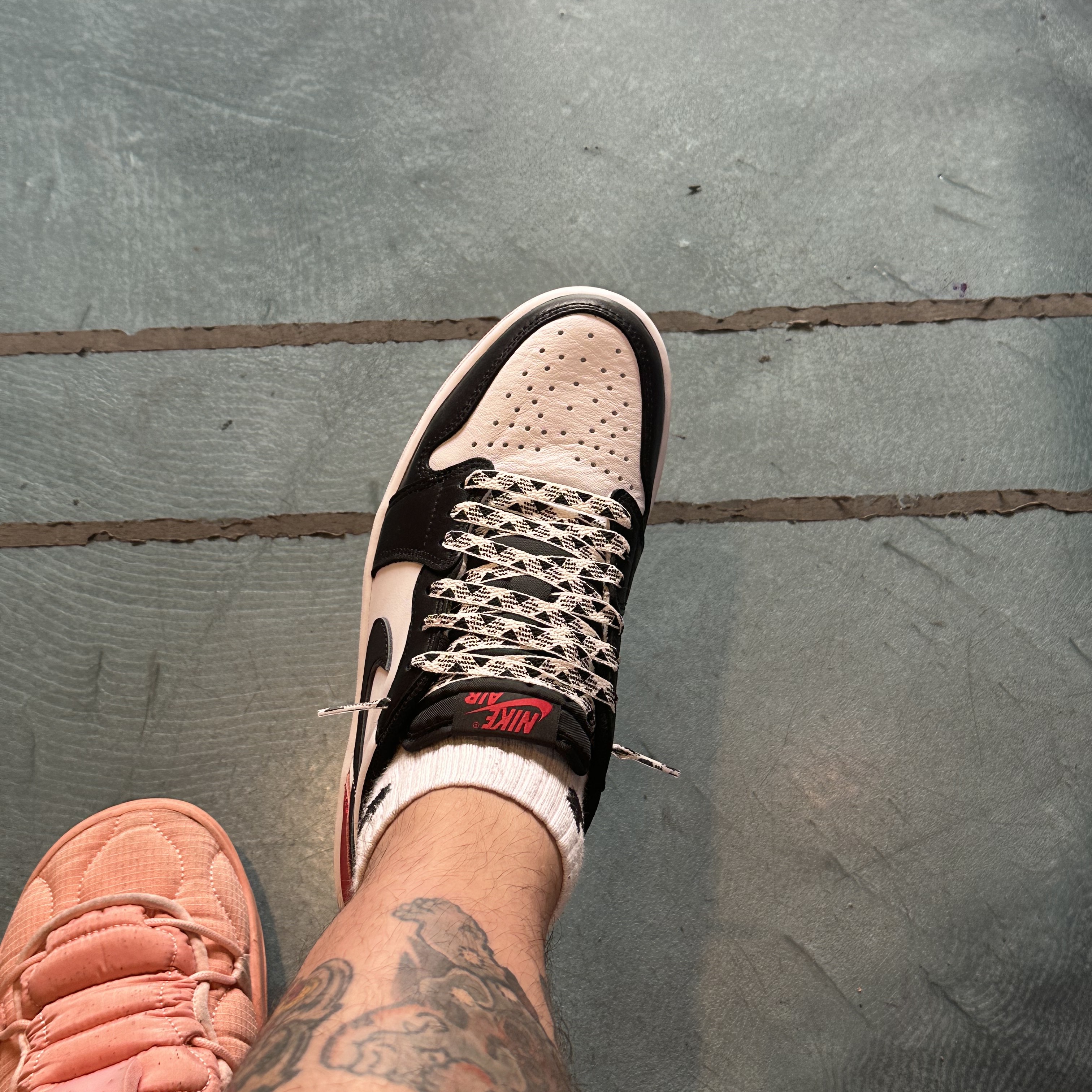 Jordan 1 Retro Low OG Black Toe 착용 스타일 - 1