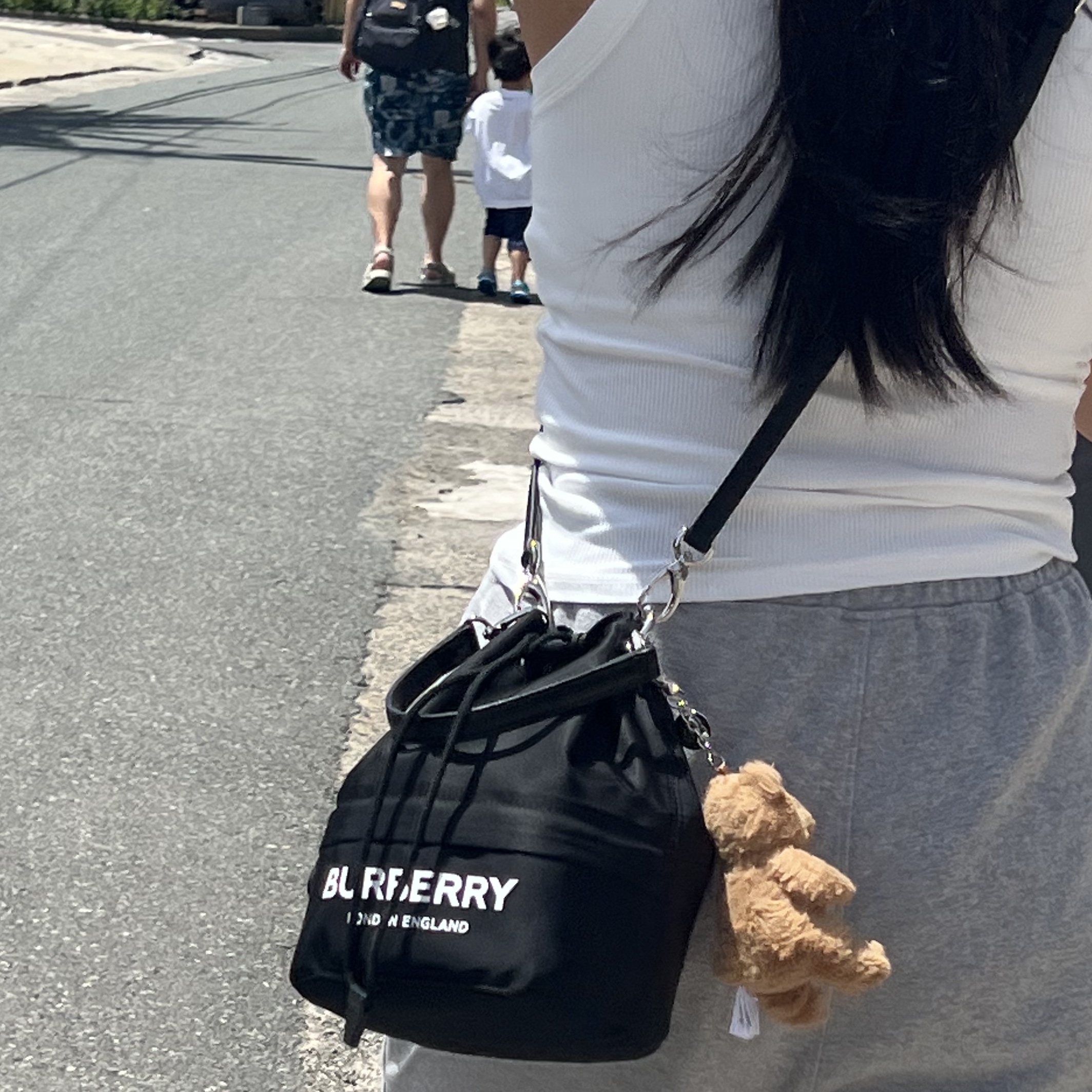 Burberry Logo Print Nylon Drawcord Pouch Black, Jellycat Bartholomew Bear Bag Charm Brown 착용 스타일