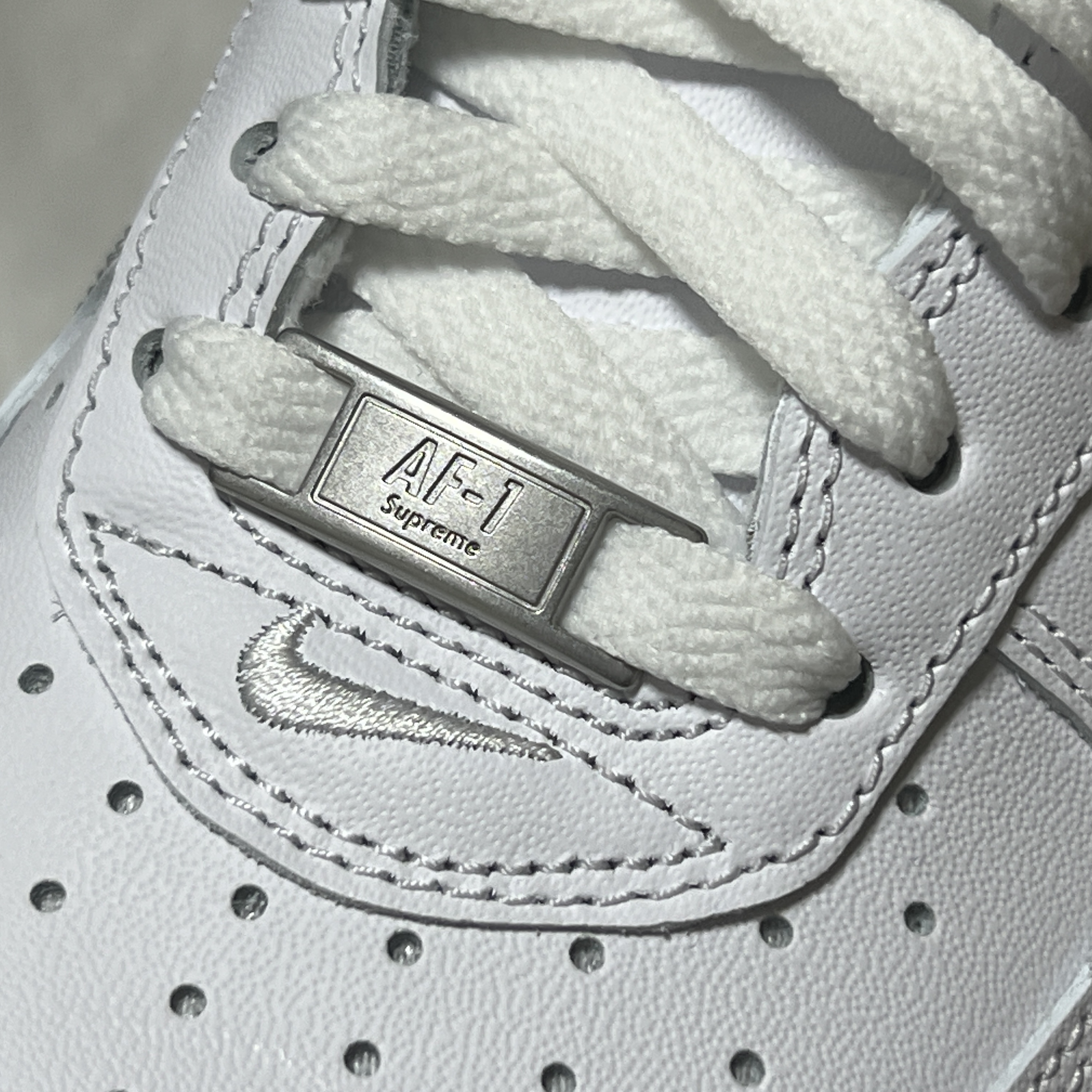 Nike x Supreme Air Force 1 Low White 착용 스타일
