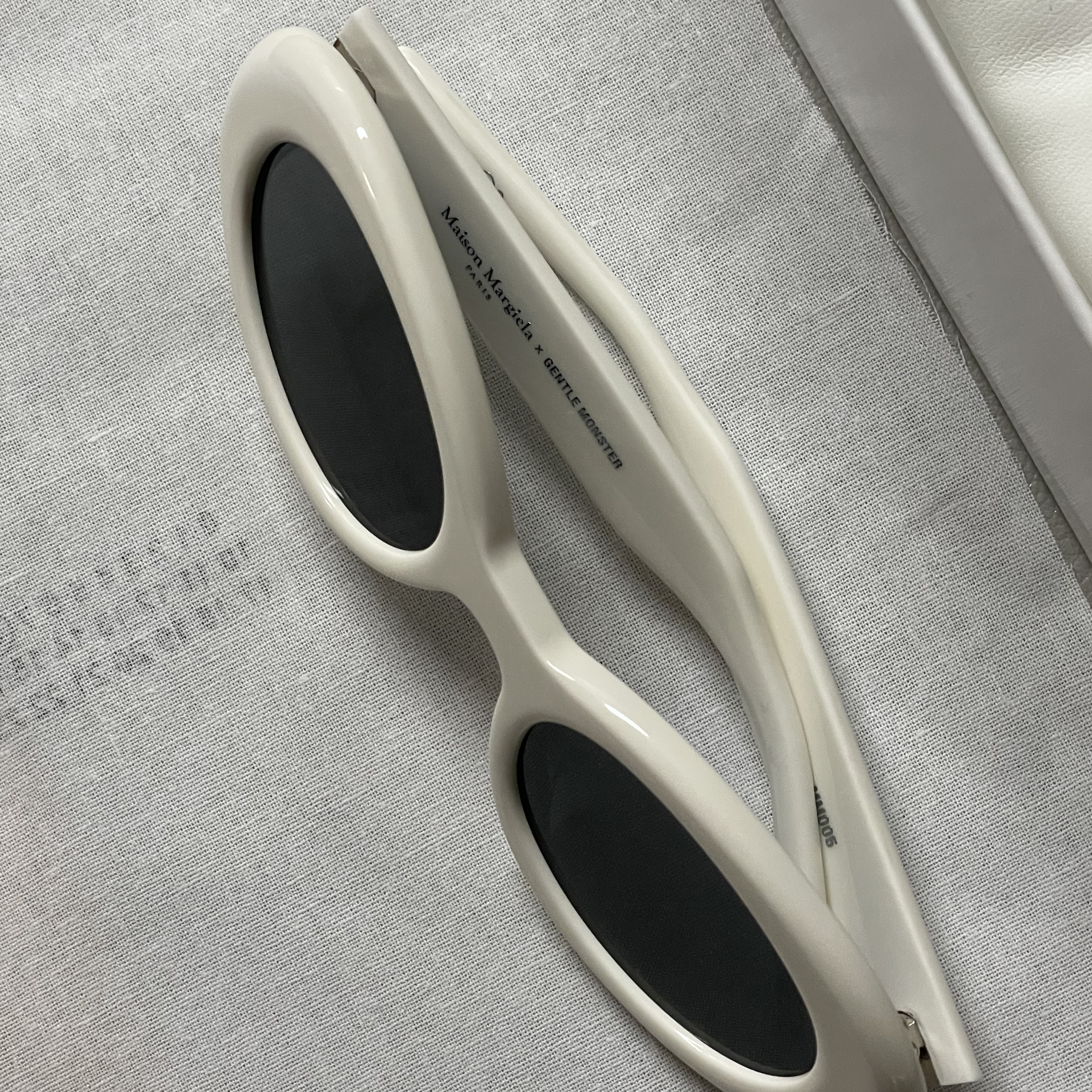 Gentle Monster x Maison Margiela MM005 White Black 착용 스타일 - 2