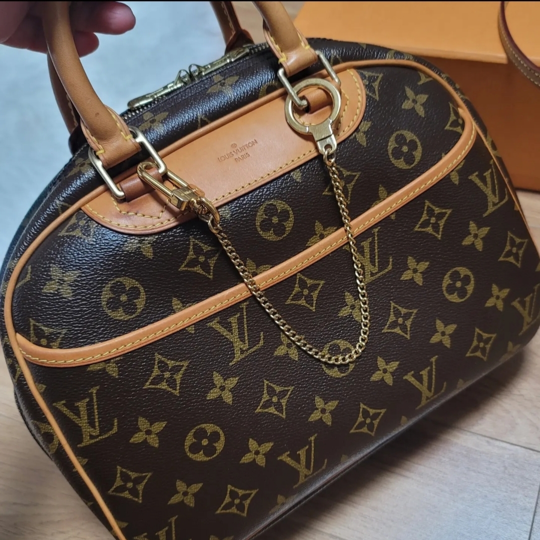 Louis Vuitton Alma BB Monogram 착용 스타일 - 2