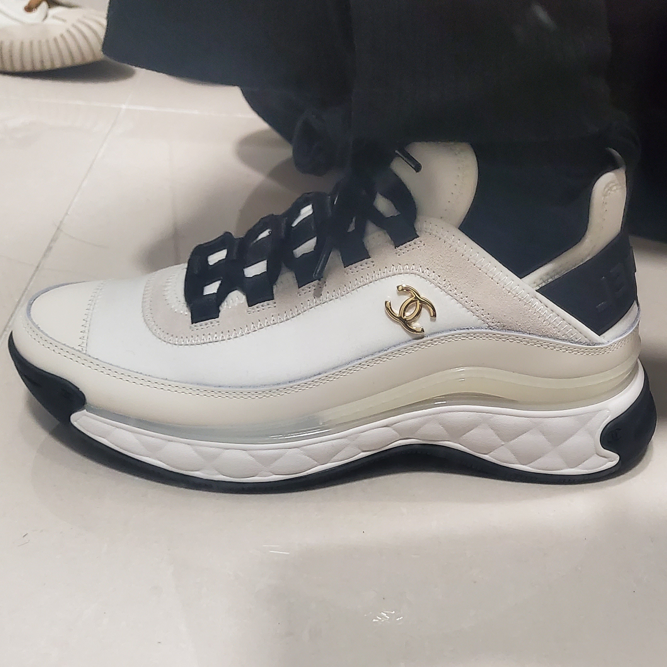 (W) Chanel Mixed Fibers Sneakers Velvet Calfskin & Gold Ivory 착용 스타일
