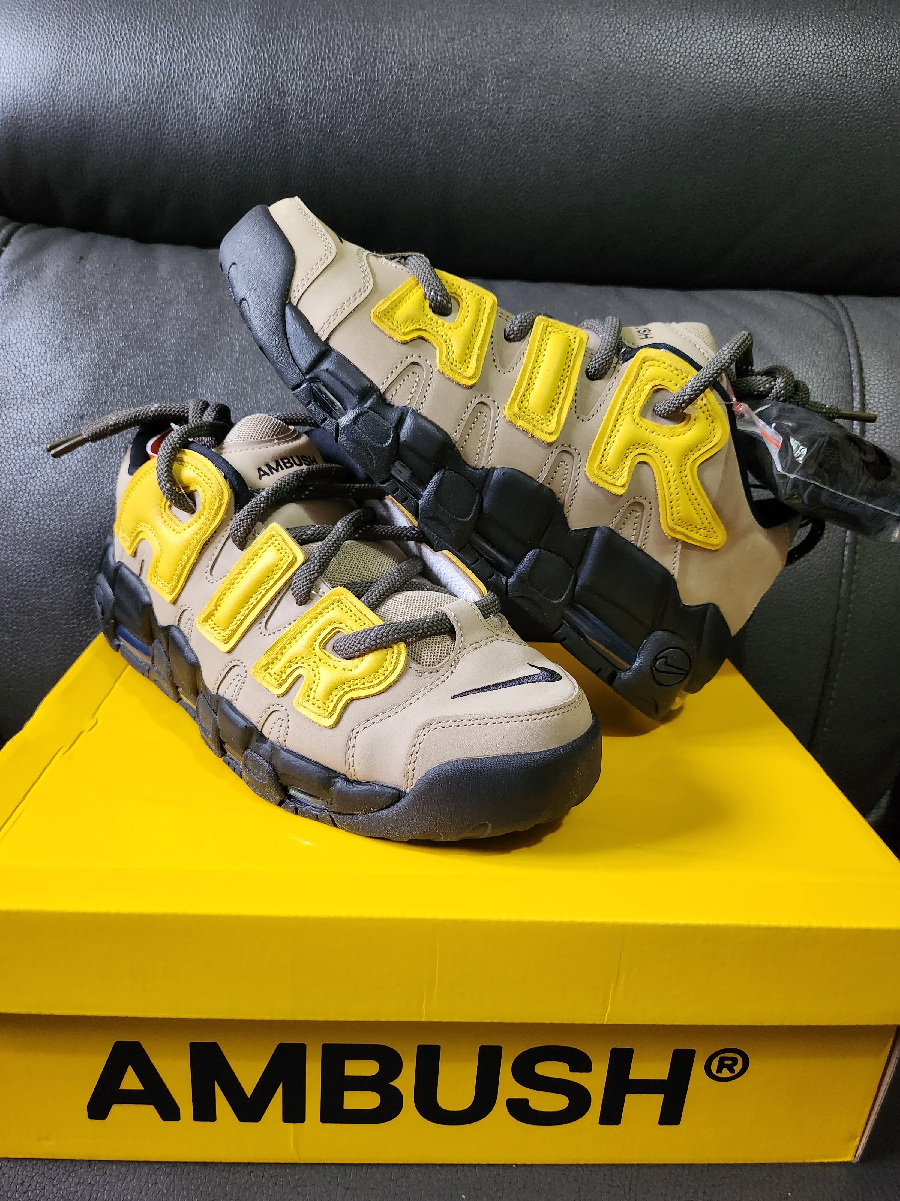 Nike x Ambush Air More Uptempo Low Vivid Sulfur and Limestone 착용 스타일 - 1