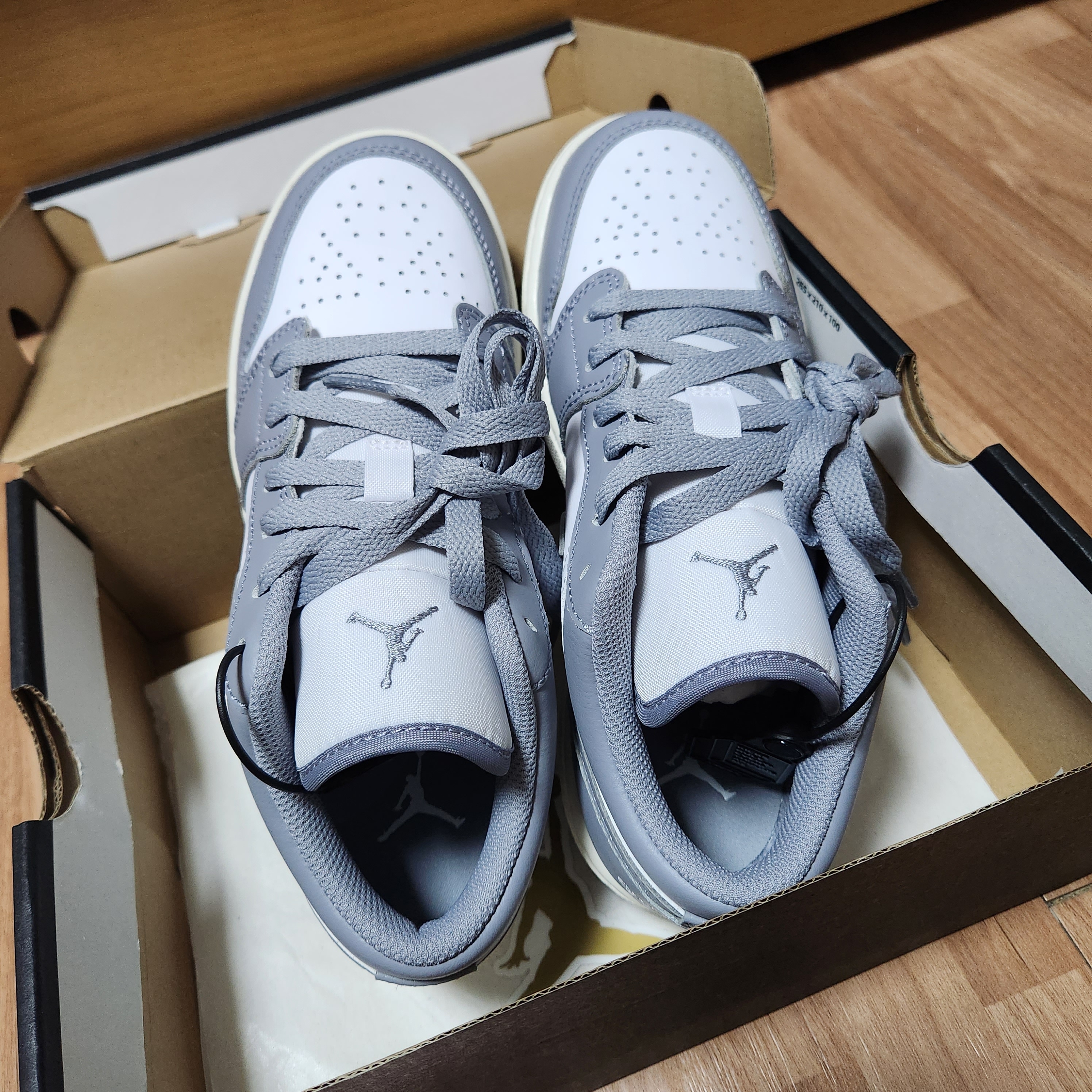 (GS) Jordan 1 Low Stealth and White 착용 스타일 - 1