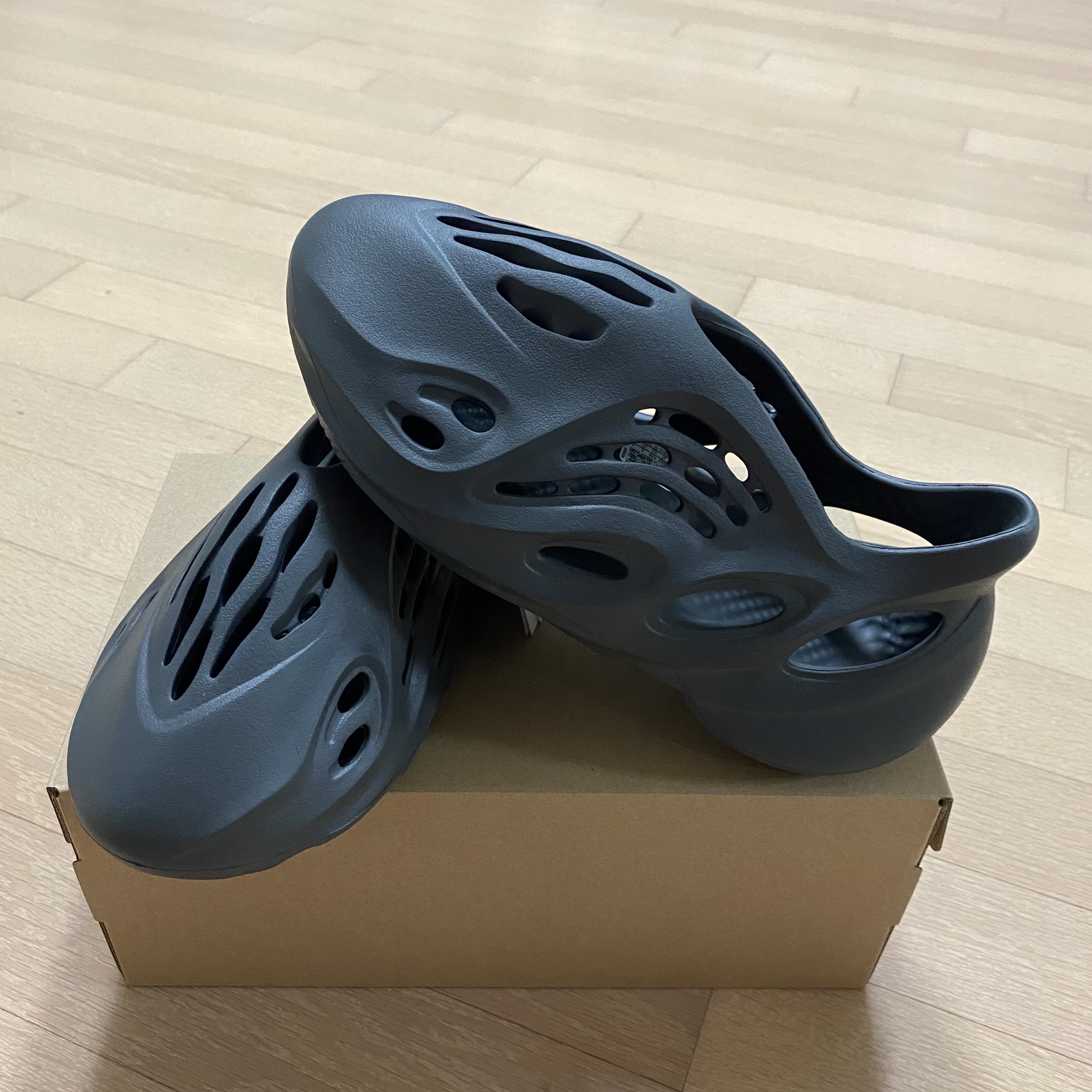 Adidas Yeezy Foam RNNR Carbon 착용 스타일 - 1