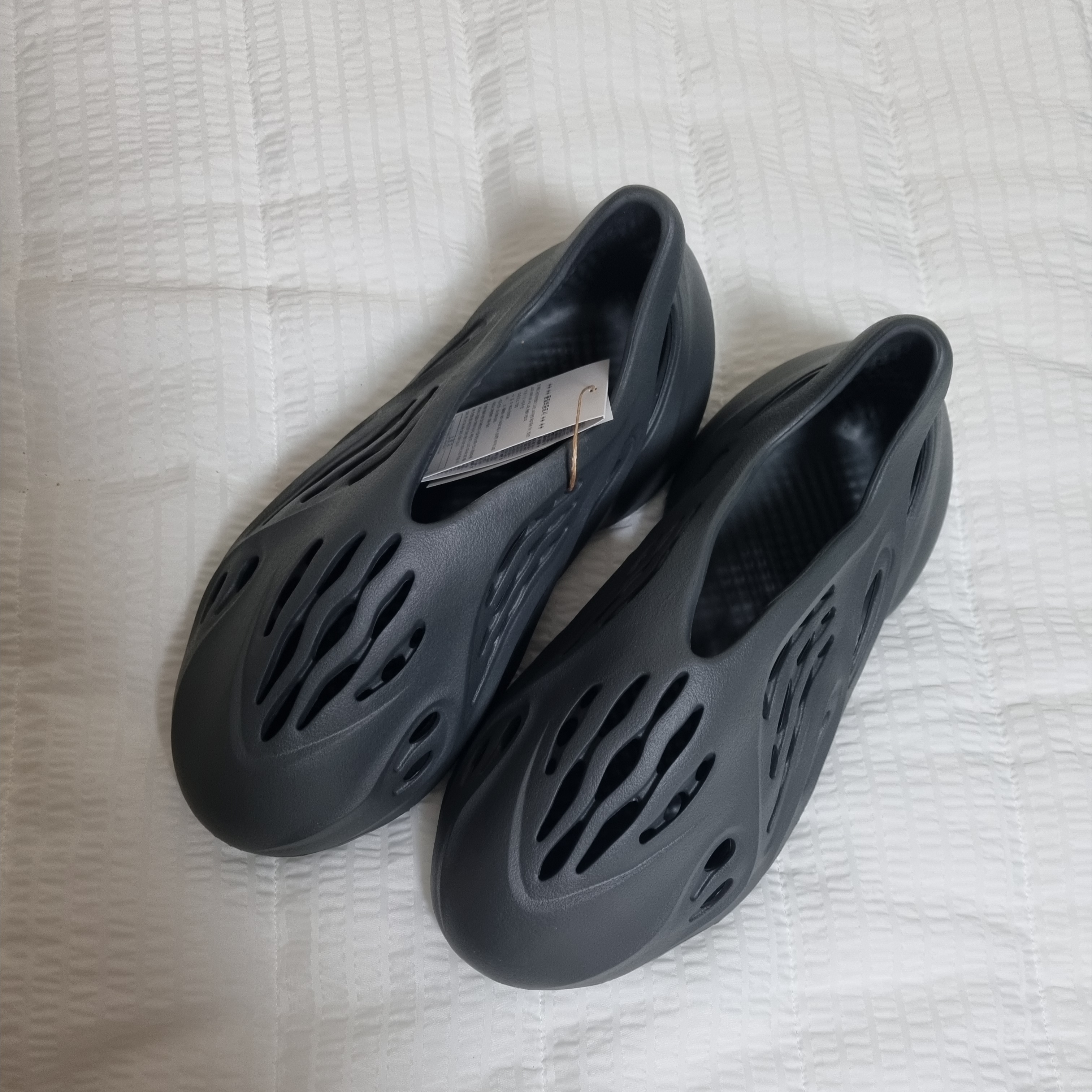 Adidas Yeezy Foam RNNR Carbon 착용 스타일 - 3