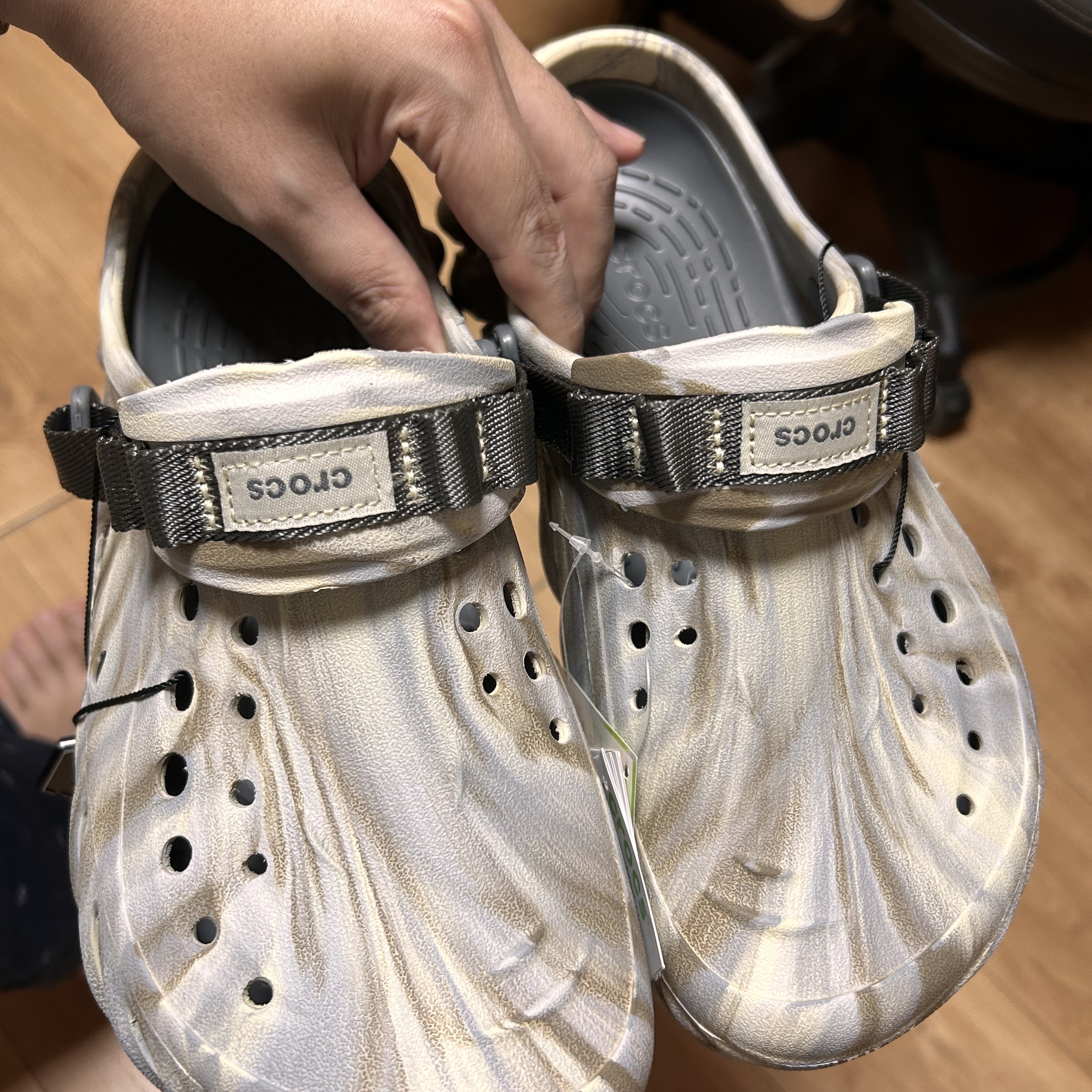 Crocs Echo Marbled Clog Bone Multi 착용 스타일 - 1