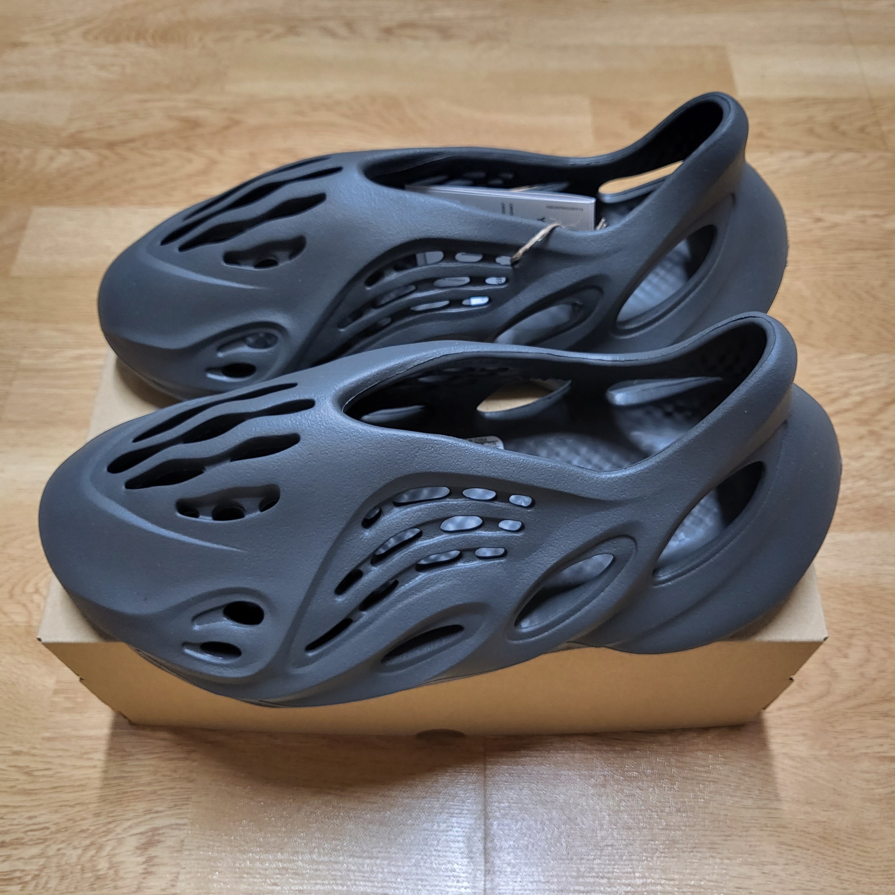 Adidas Yeezy Foam RNNR Carbon 착용 스타일 - 3